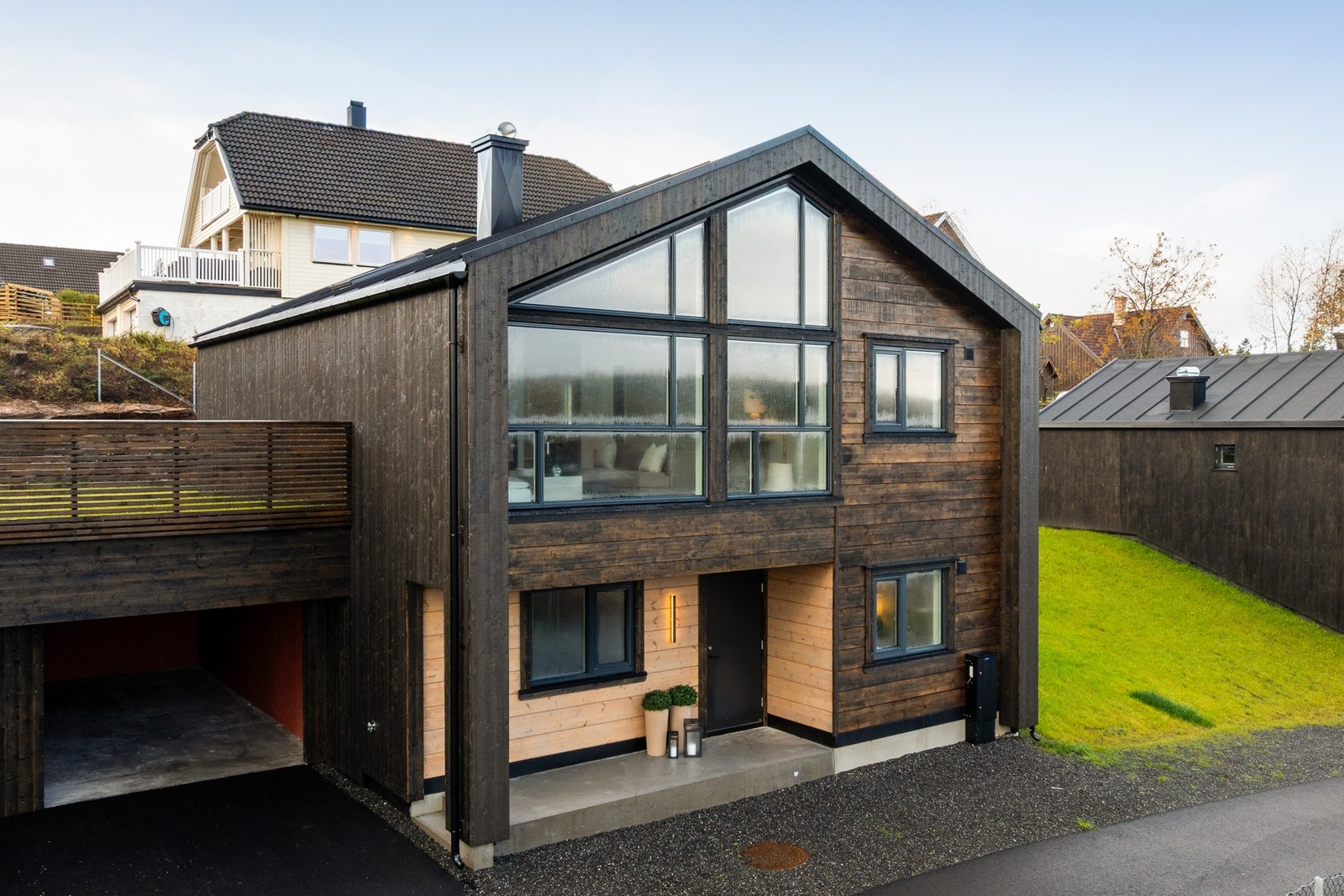 Carport. Det er mulig å sette inn port slik at du får en lukket garasje. Galleribilde