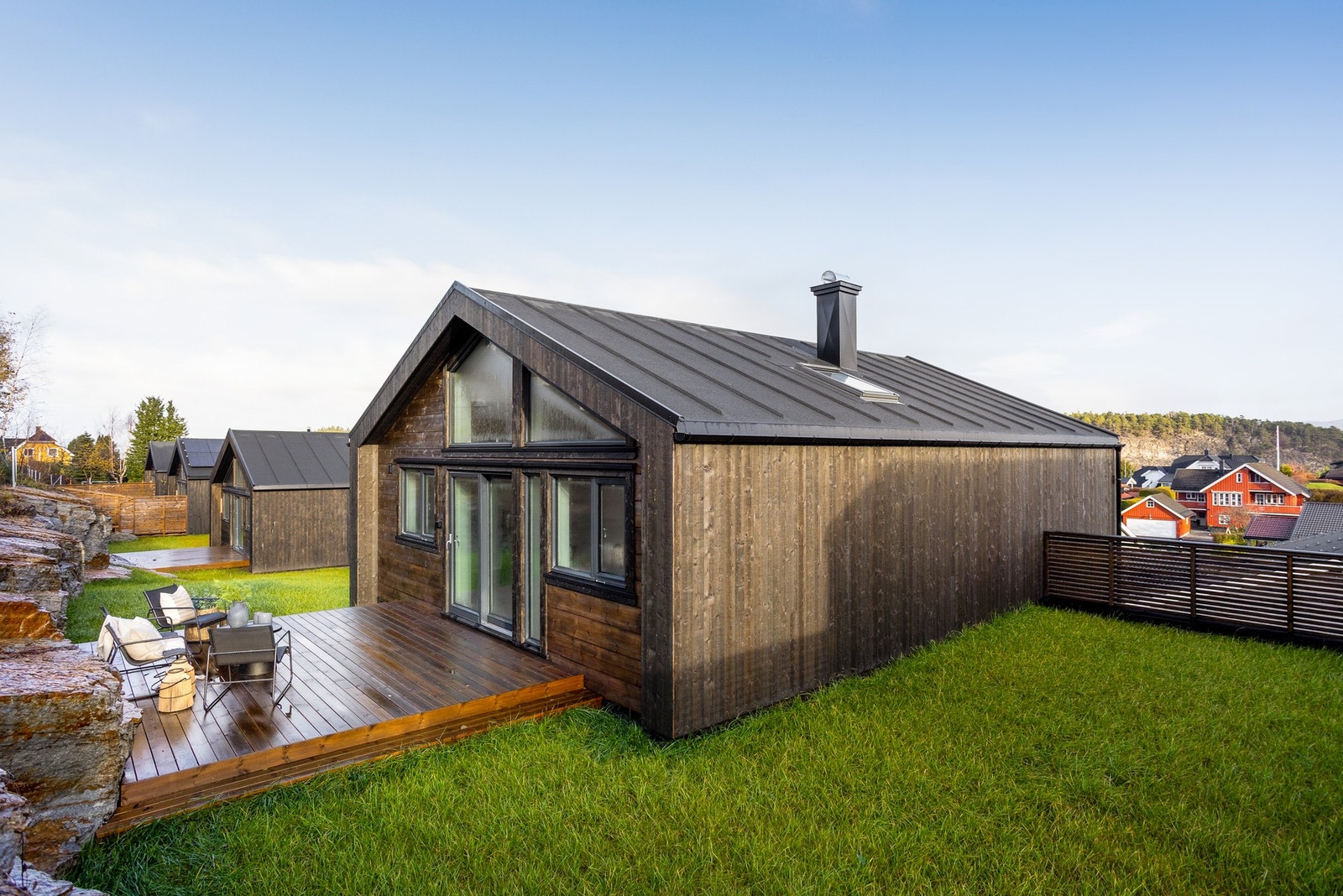 Boligen har gode solforhold og flotte uteplasser og hage som denne boligen disponerer. Galleribilde