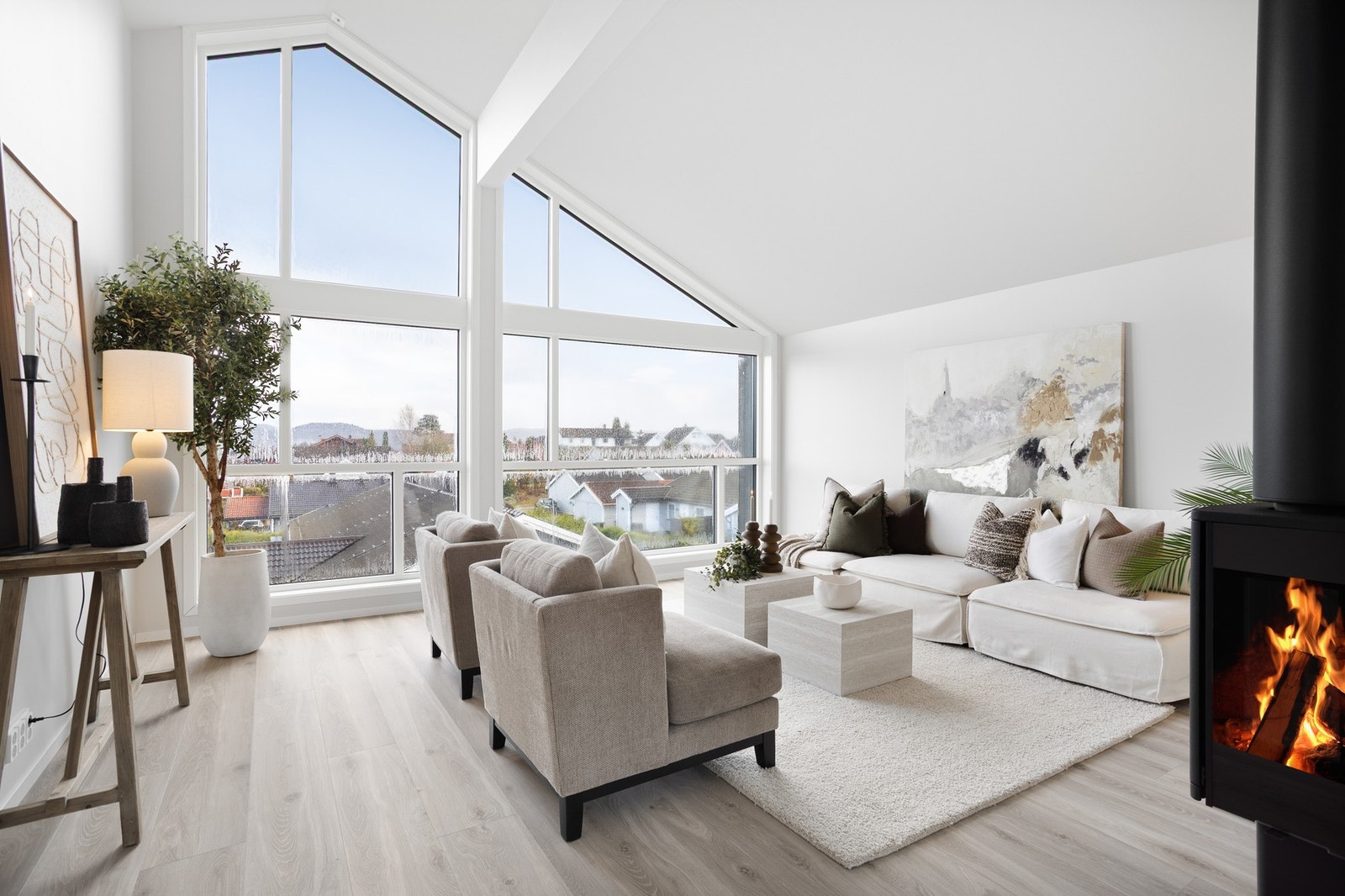 Stue med god takhøyde på nesten 4 meter og store vindusflater som gir god romfølelse Galleribilde