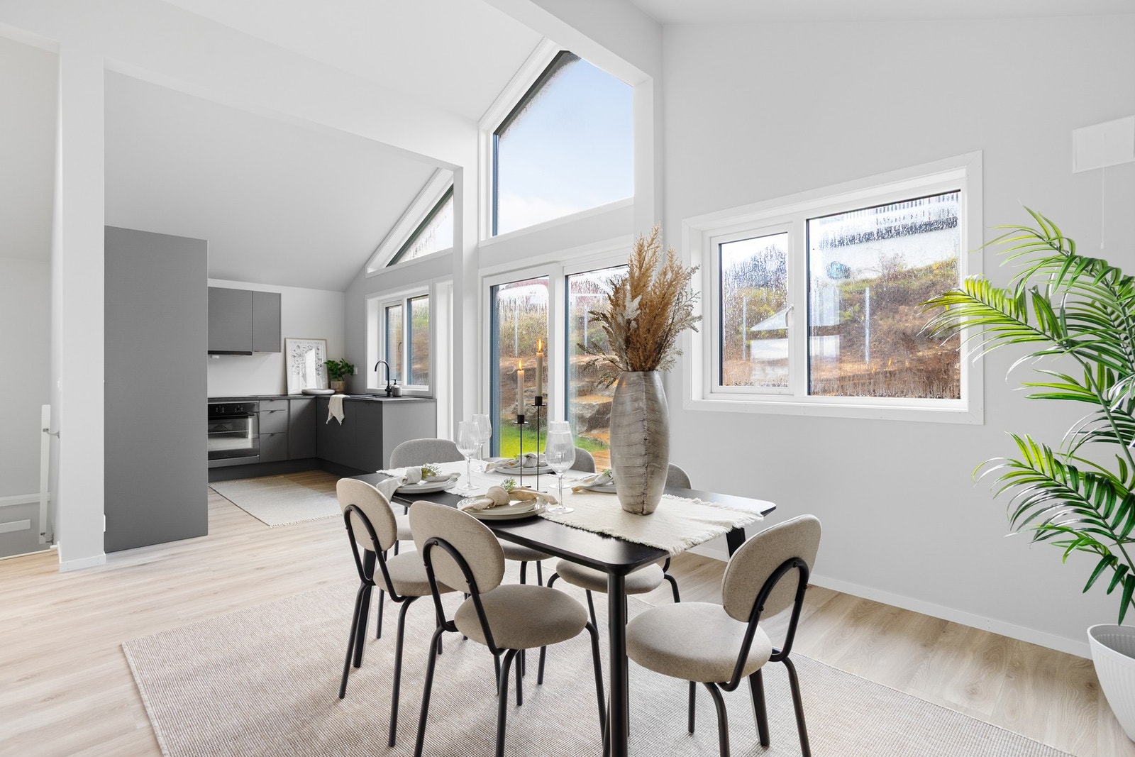 God plass til stort spisebord Galleribilde