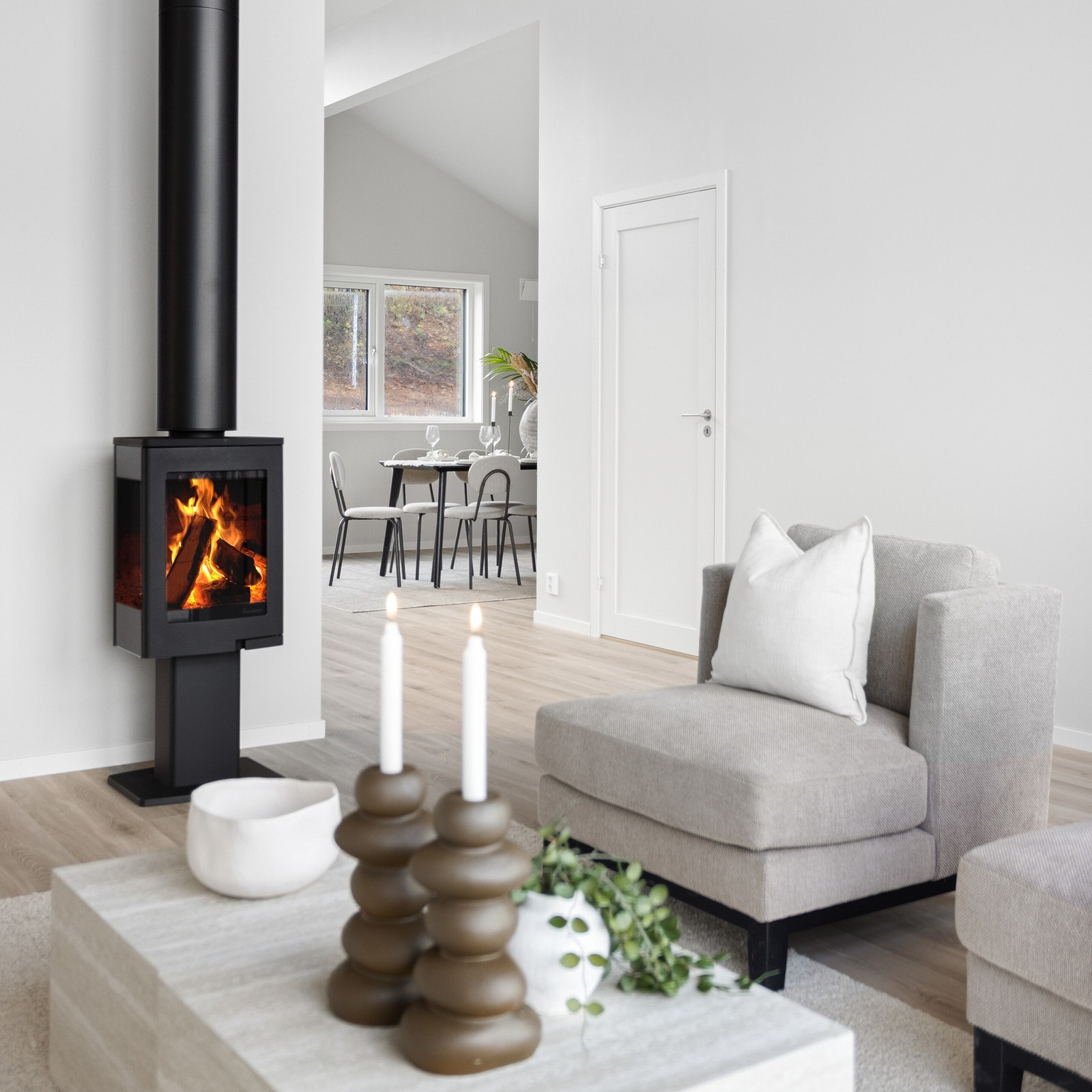 Vedfyring for lun hygge i kaldere årstider Galleribilde