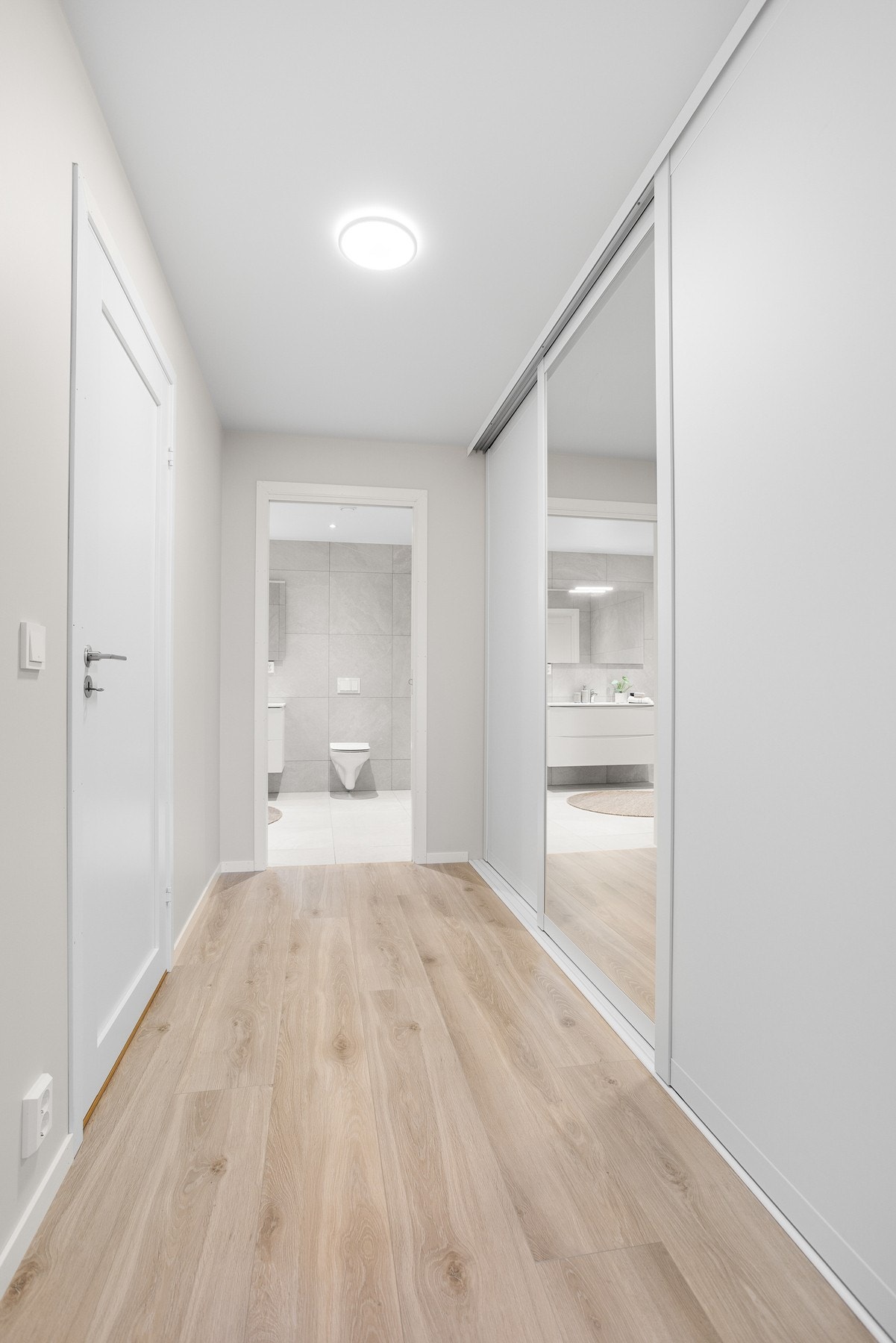 Stort walk in closet i underetasjen Galleribilde