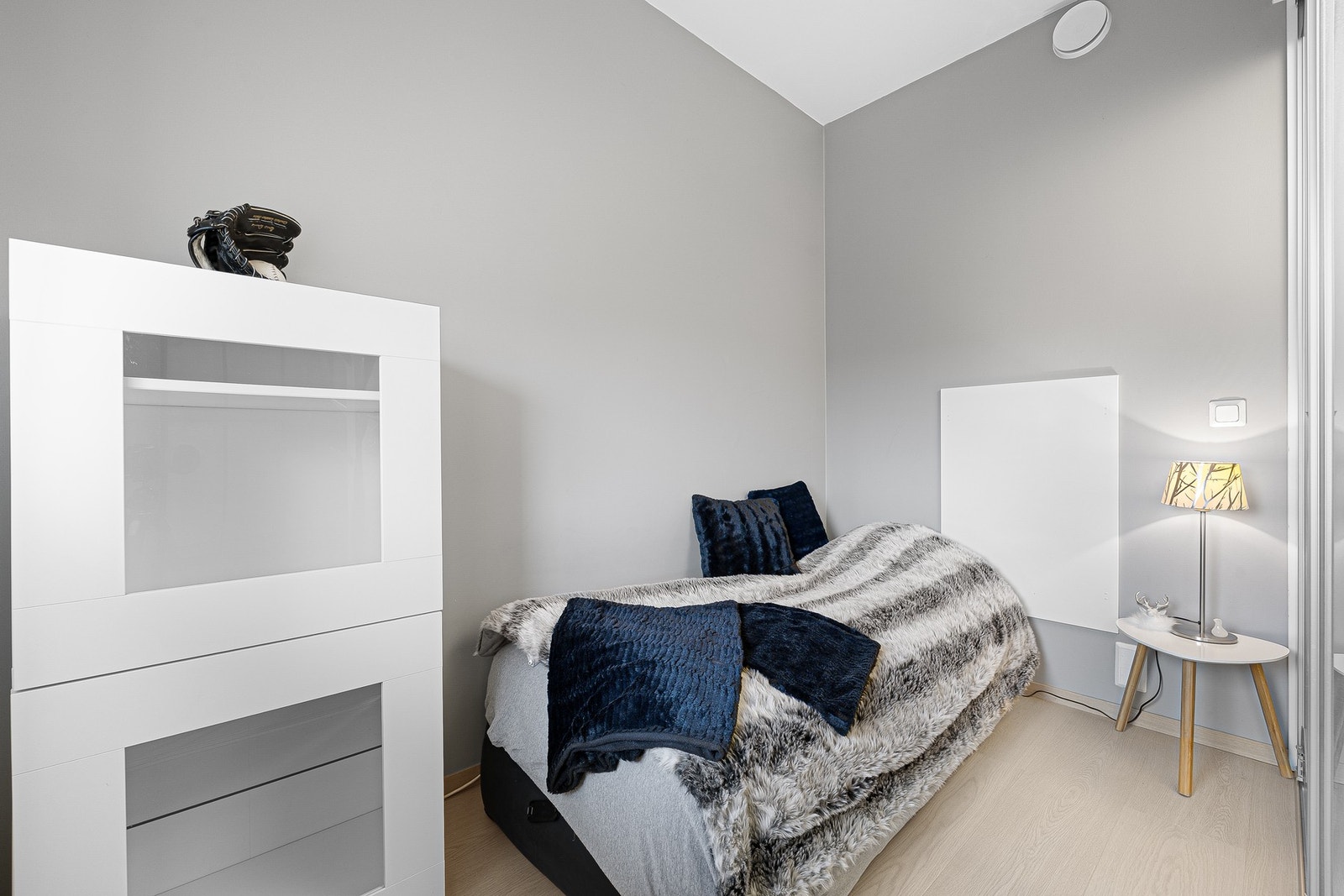 Plass til klesskap og 140 cm seng Galleribilde