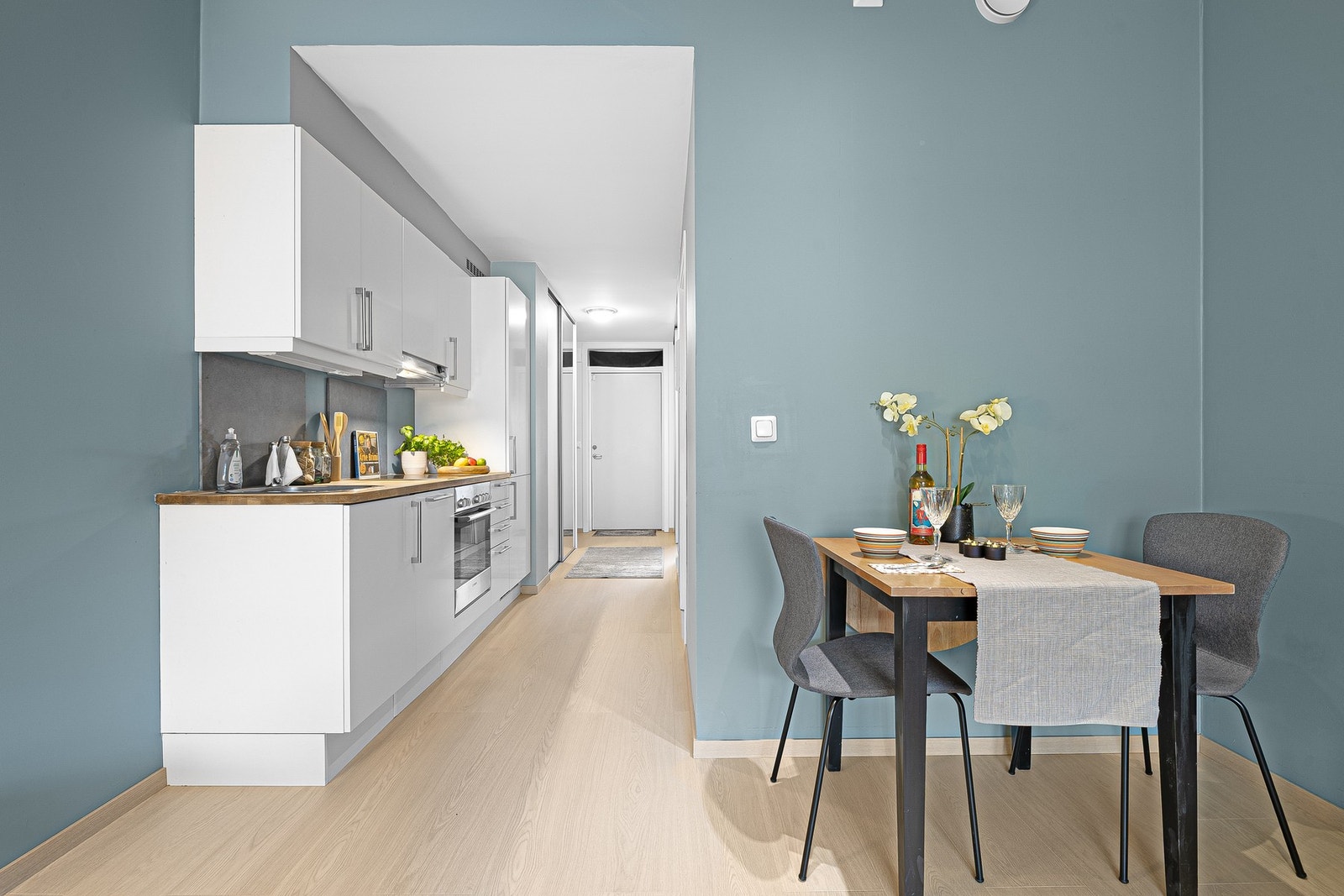 Stuas utforming og størrelse gjør at det er plass til både sofa og spisebord Galleribilde