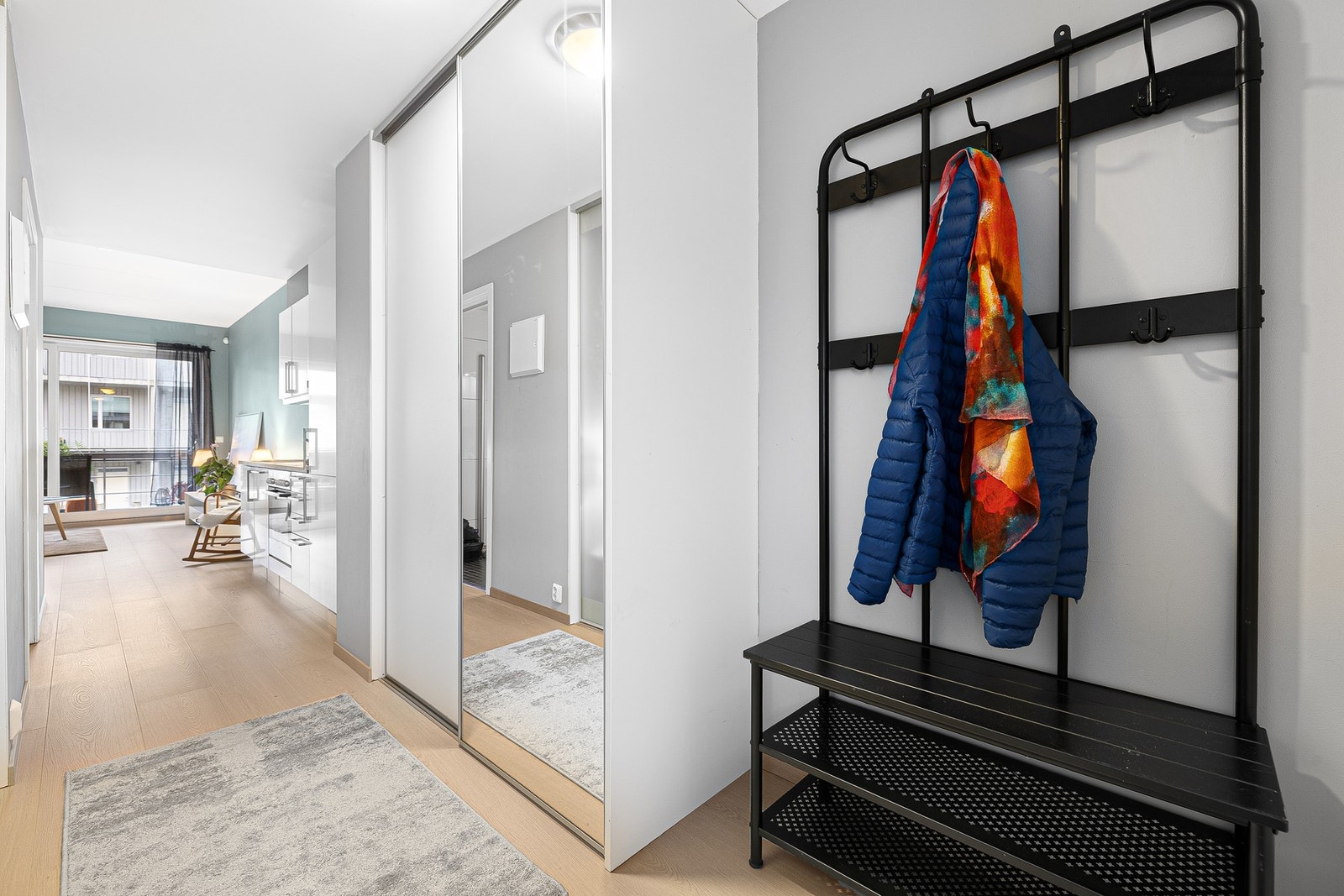 Entré på 5,5 m² med stort plassbygd garderobeskap Galleribilde