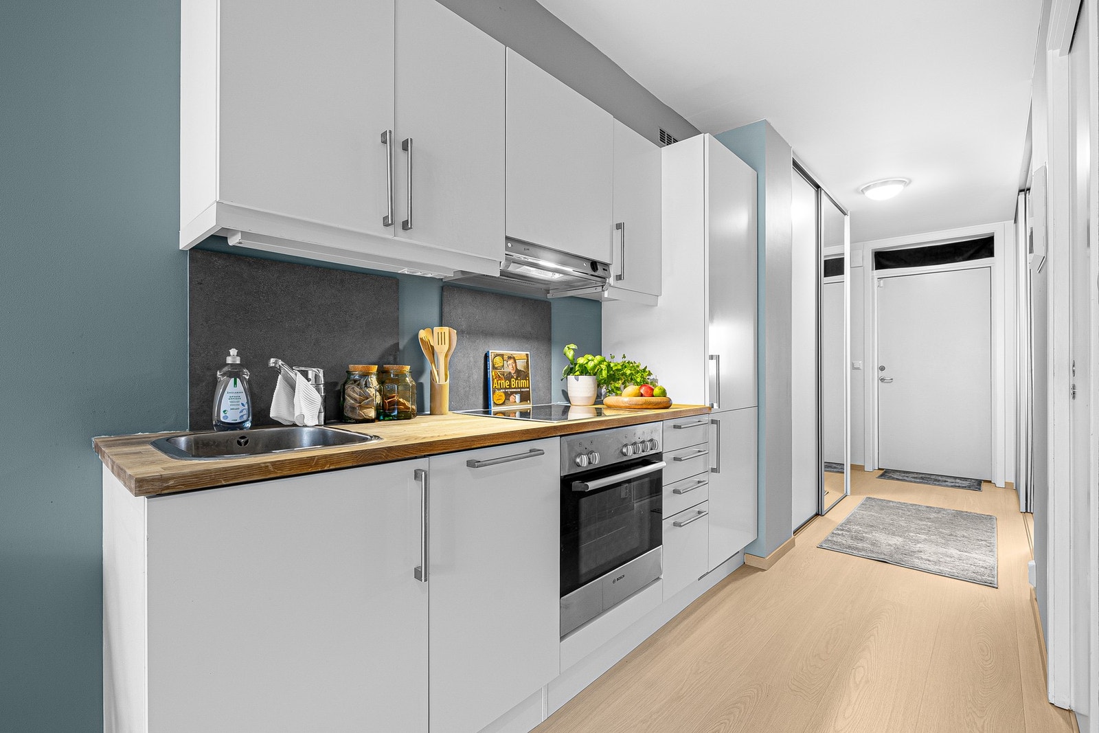 Godt med skap og benkeplass Galleribilde