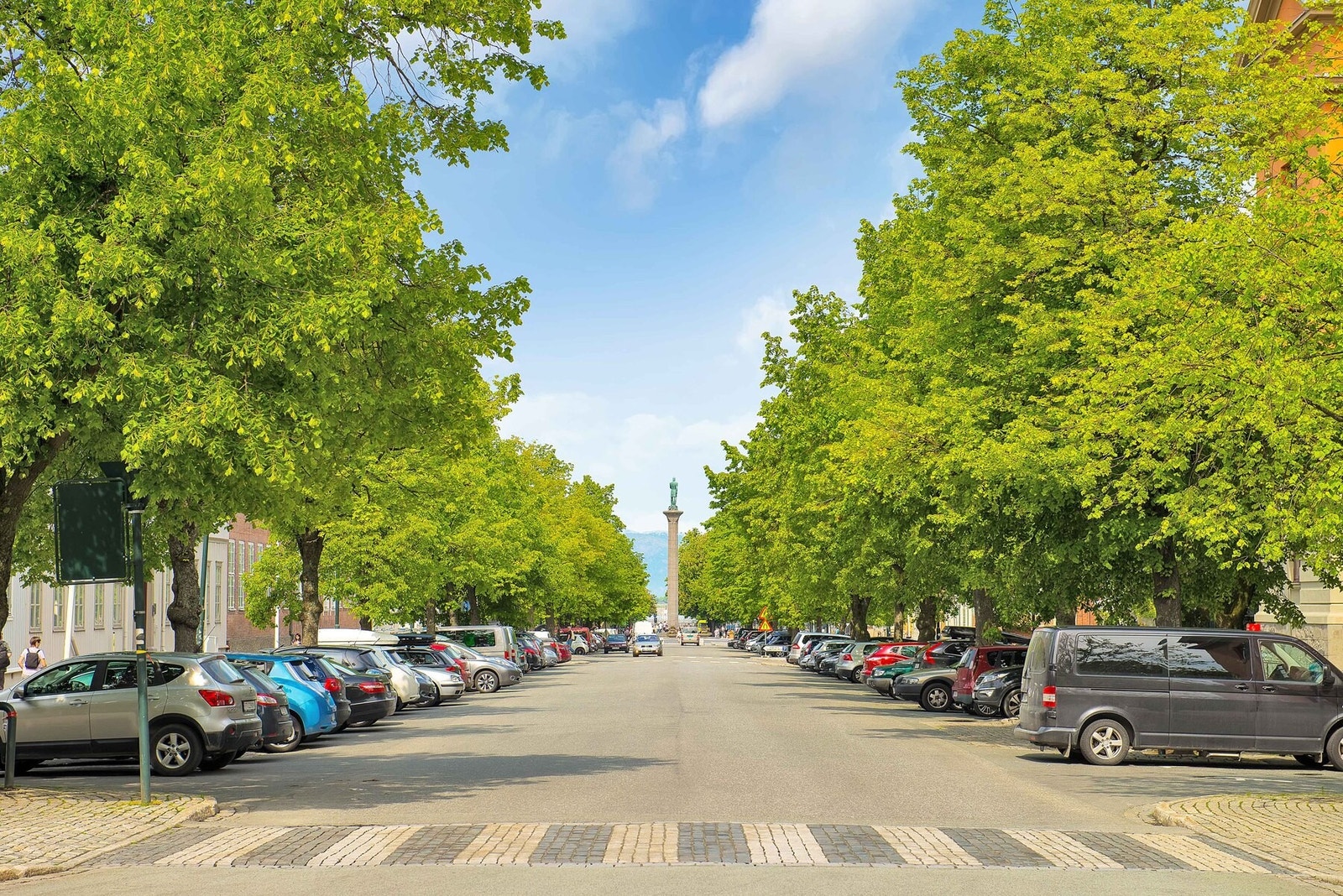 Rett ved leiligheten er det hyppige bussavganger med både metrobuss og vanlig buss Galleribilde