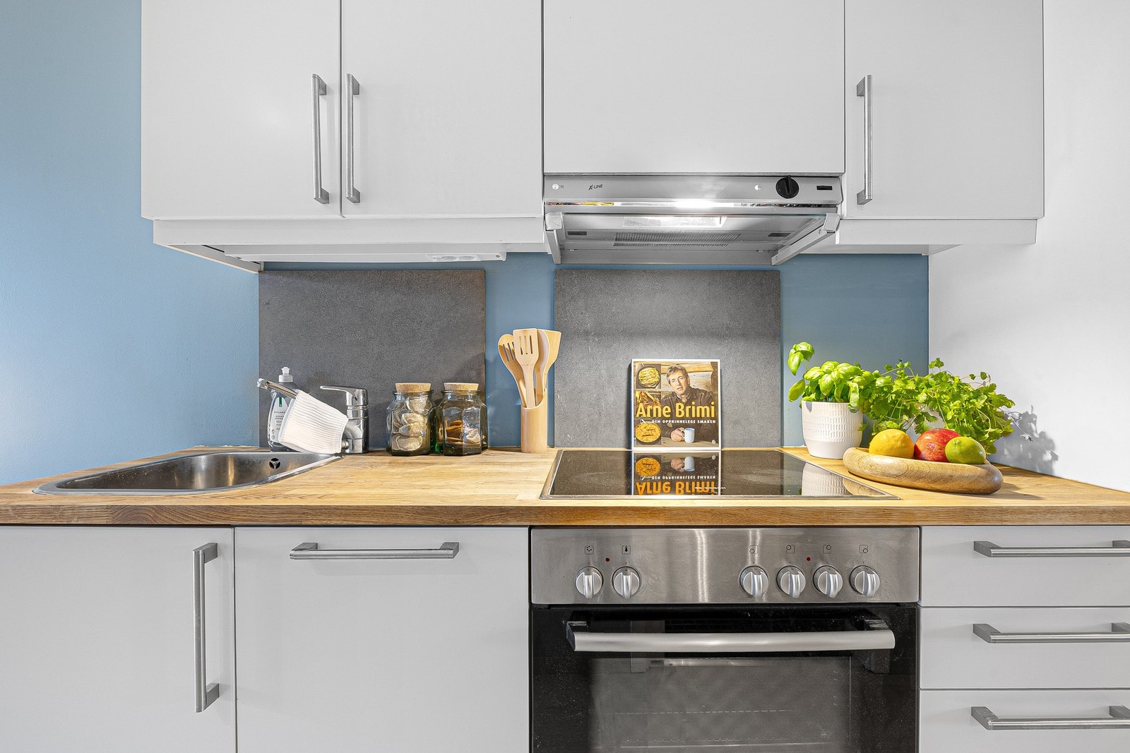 Integrert platetopp, stekeovn, oppvaskmaskin og kjøle-/fryseskap Galleribilde