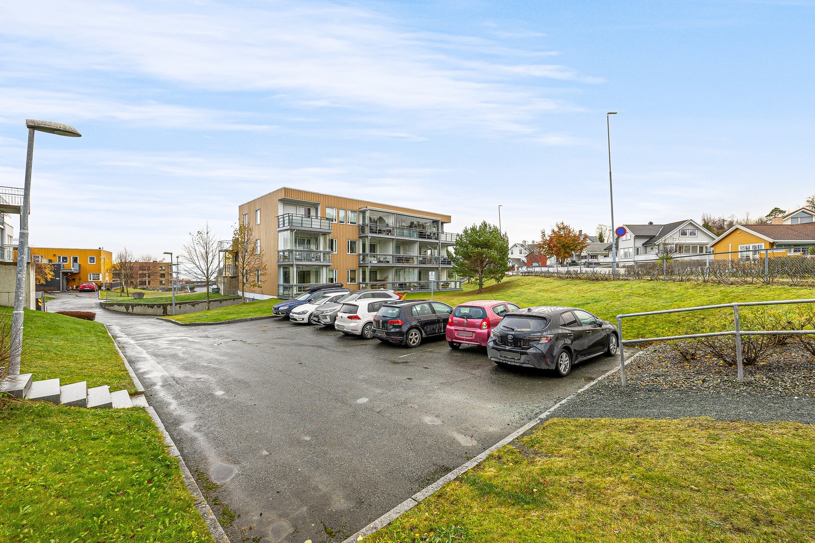 Det medfølger en praktisk sportsbod i kjeller Galleribilde