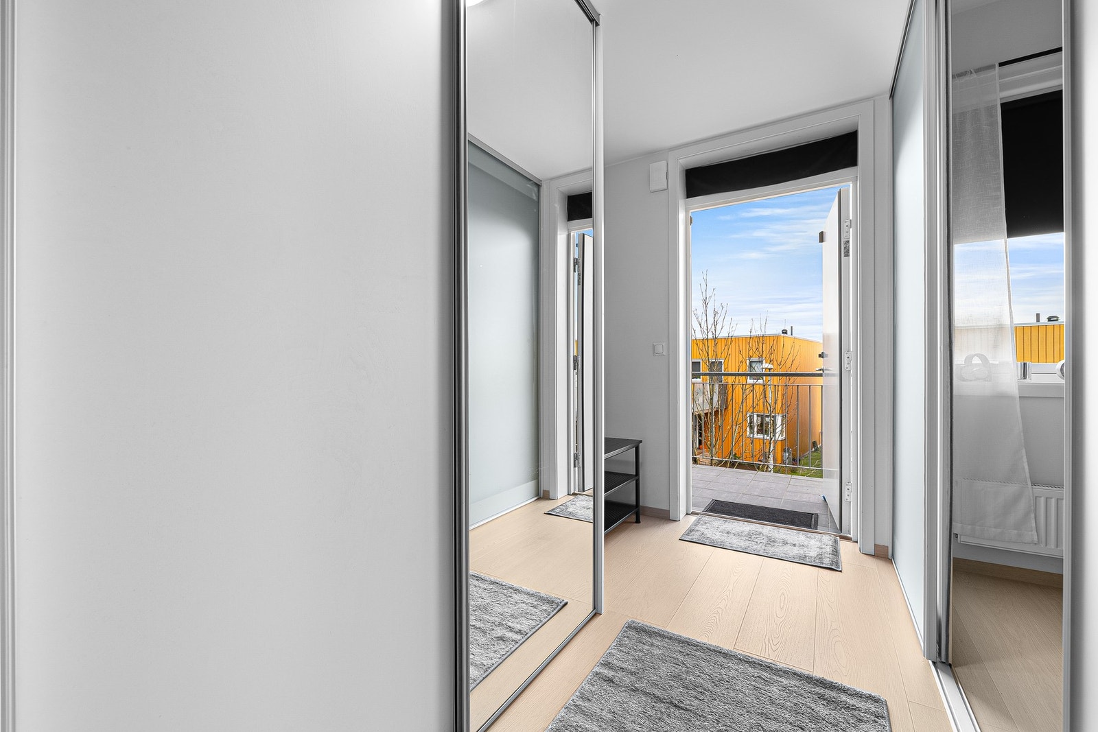 Rikelig med lagringsplass i integrert garderobeskap Galleribilde