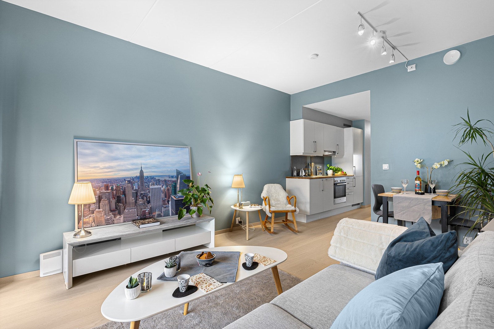 Det ble lagt nytt gulv i leiligheten i forbindelse med salg Galleribilde