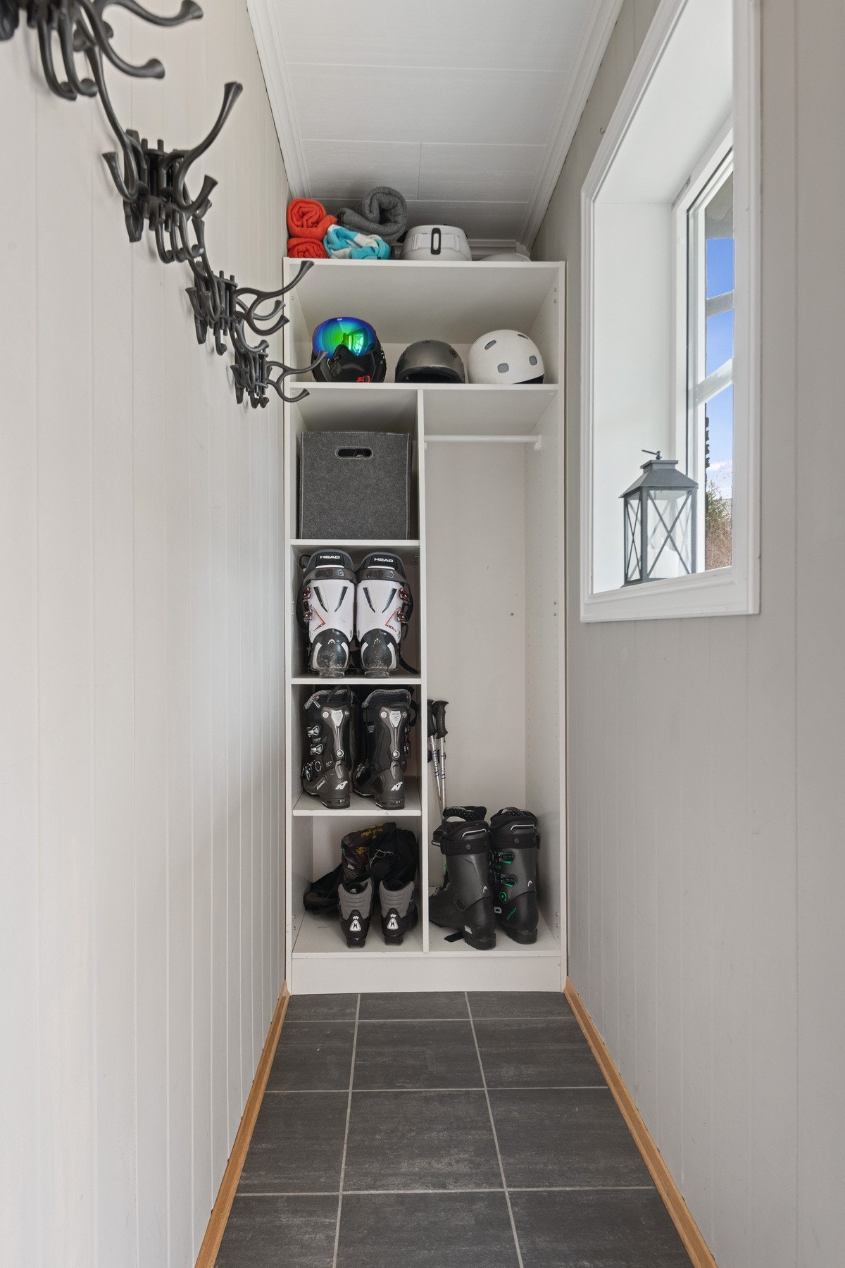 Entré/vindfang - perfekt for oppbevaring av uteklær og utstyr Galleribilde