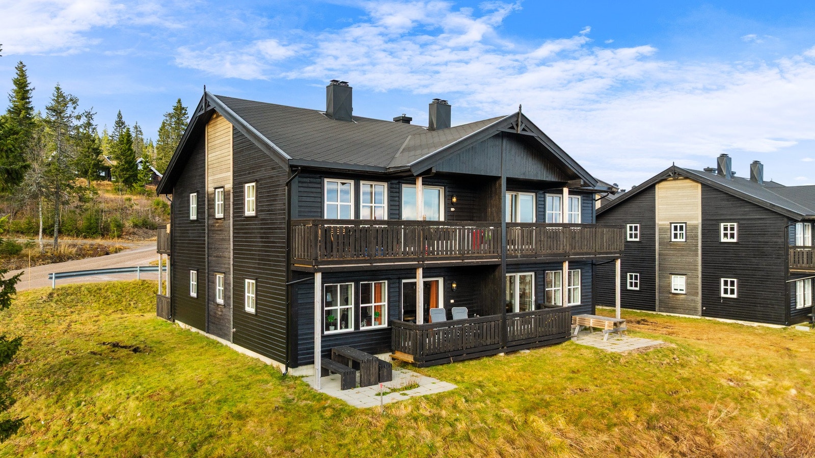 Det er gjort store oppgraderinger av borettslaget med blant annet ny kledning og nye terrasser Galleribilde