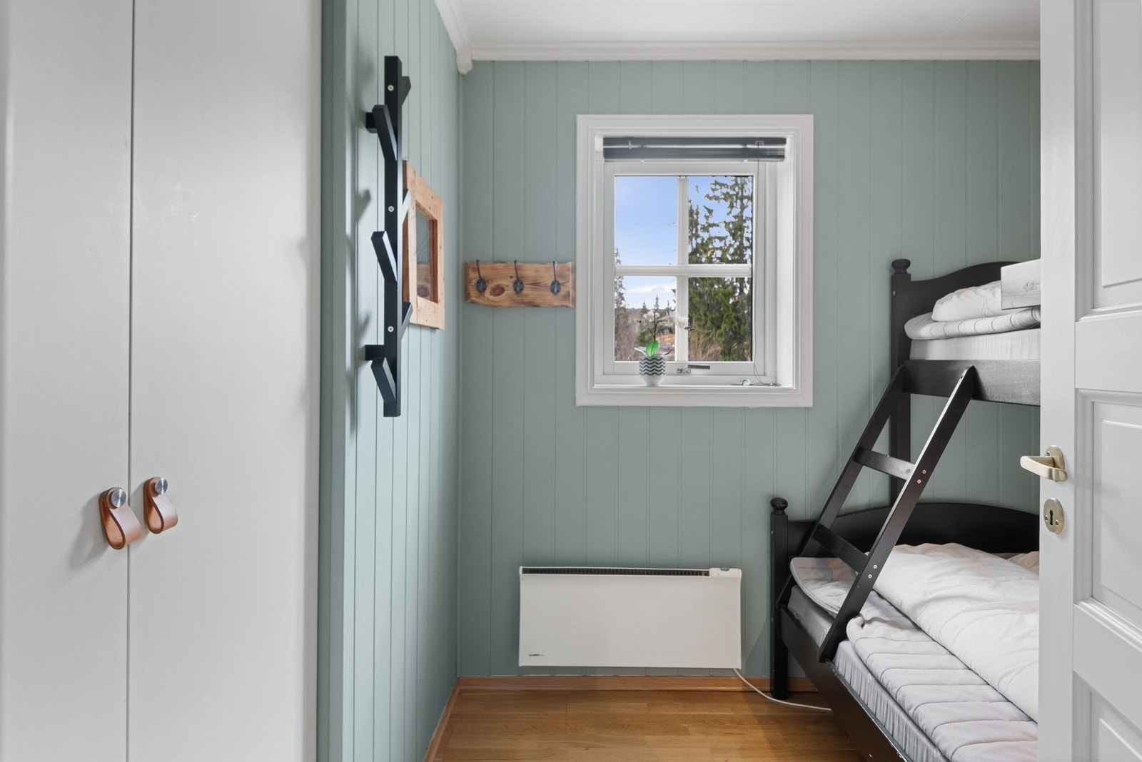 Soverom II - Lyst og funksjonelt soverom med køyeseng og smarte oppbevaringsløsninger, perfekt for både store og små gjester Galleribilde