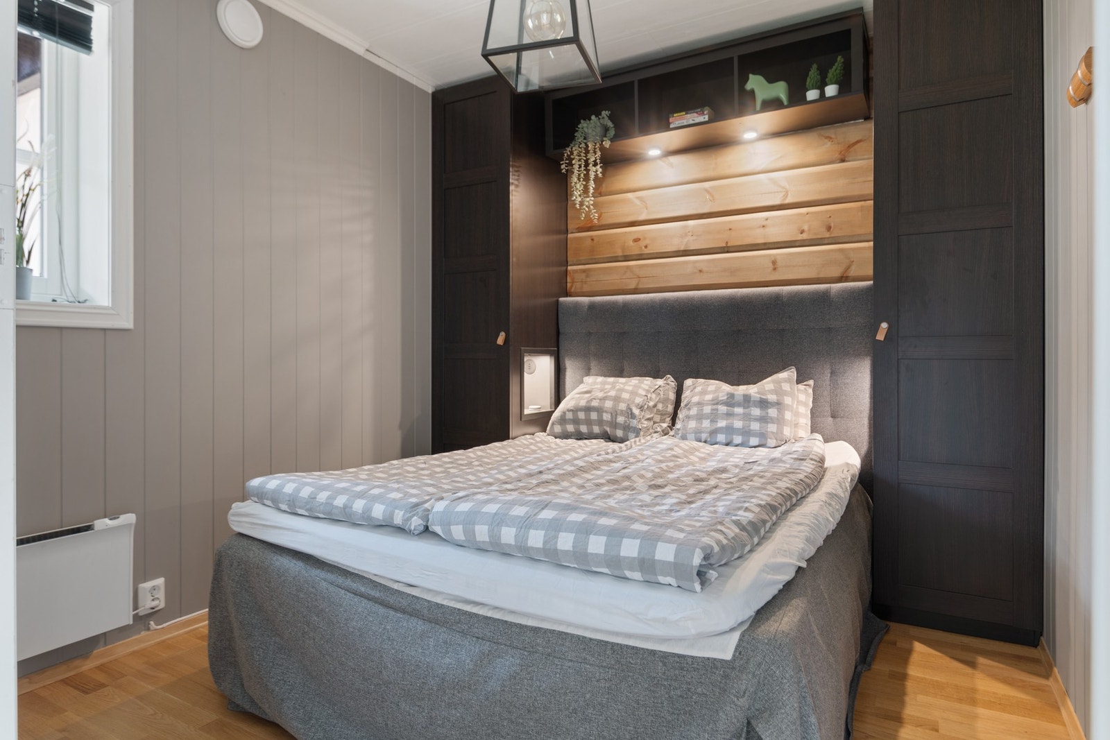 Soverom I - et lunt soverom med plassbygget høyskap Galleribilde