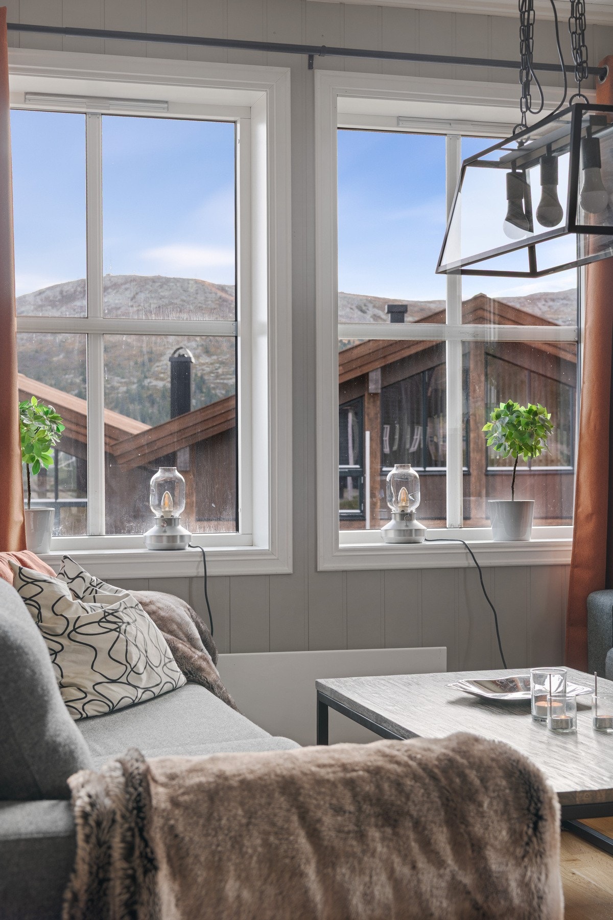 Stuen har store vinduer som slipper inn rikelig med naturlig lys Galleribilde