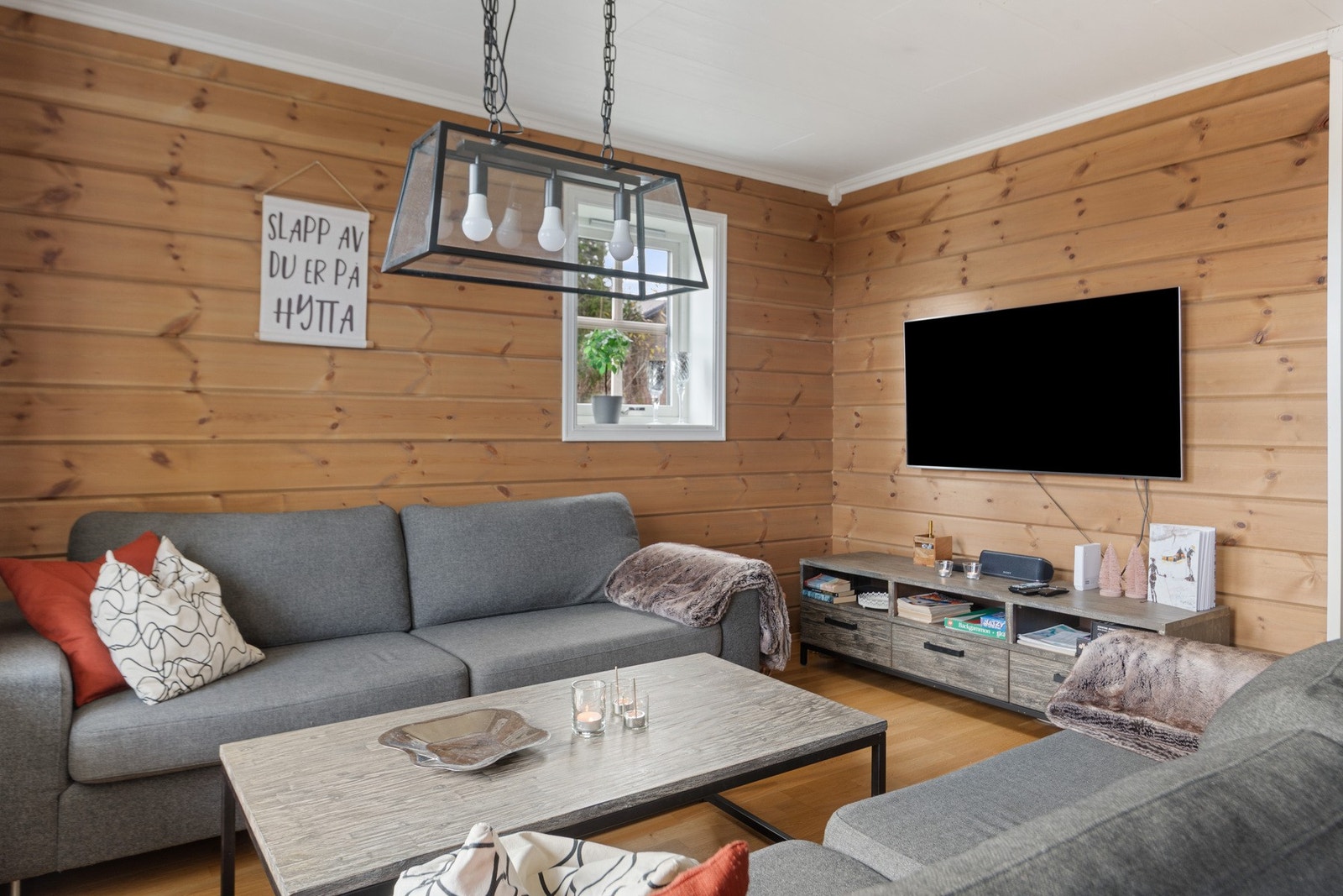 Stuen har god plass til avslapping og hyggelige stunder foran TV-en etter en dag ute Galleribilde