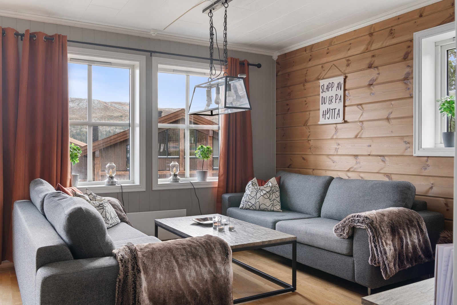 Lun og innbydende stue - et perfekt sted å samle familie og venner etter en dag ute i naturen Galleribilde