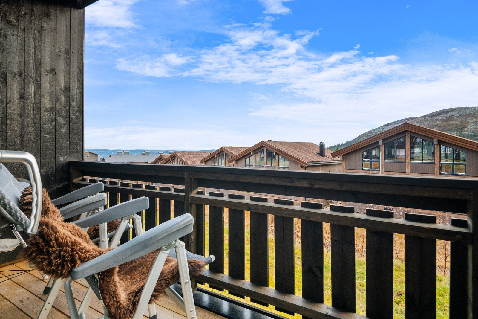 Fra stuen har du utgang til en solrik sydvendt terrasse på 26m² Galleribilde