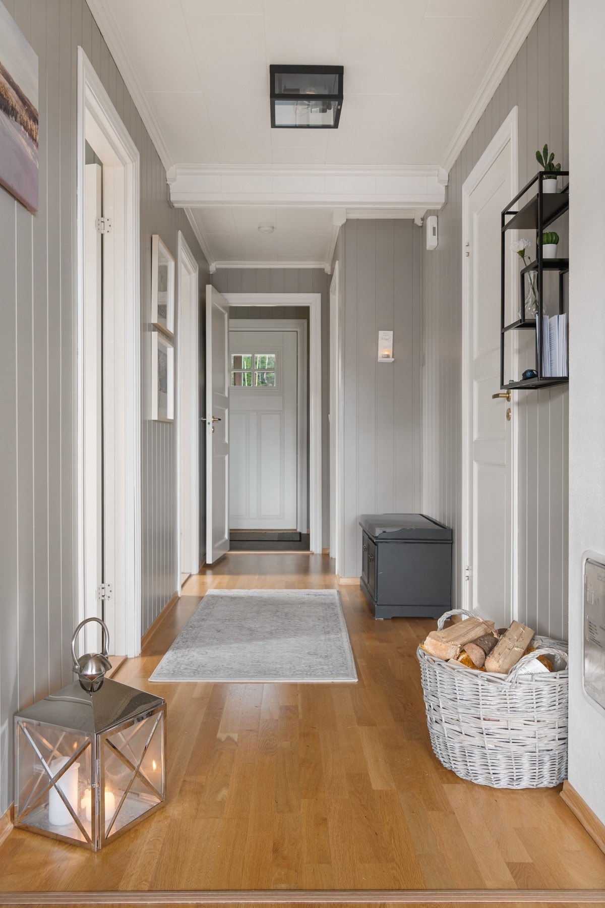 Lys og innbydende gang med stilrene detaljer Galleribilde