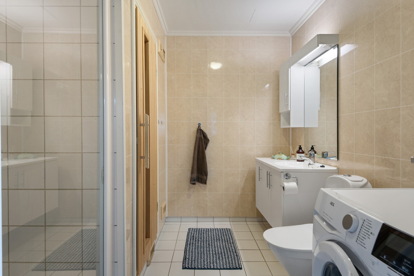 Romslig bad med varmekabler i gulv Galleribilde