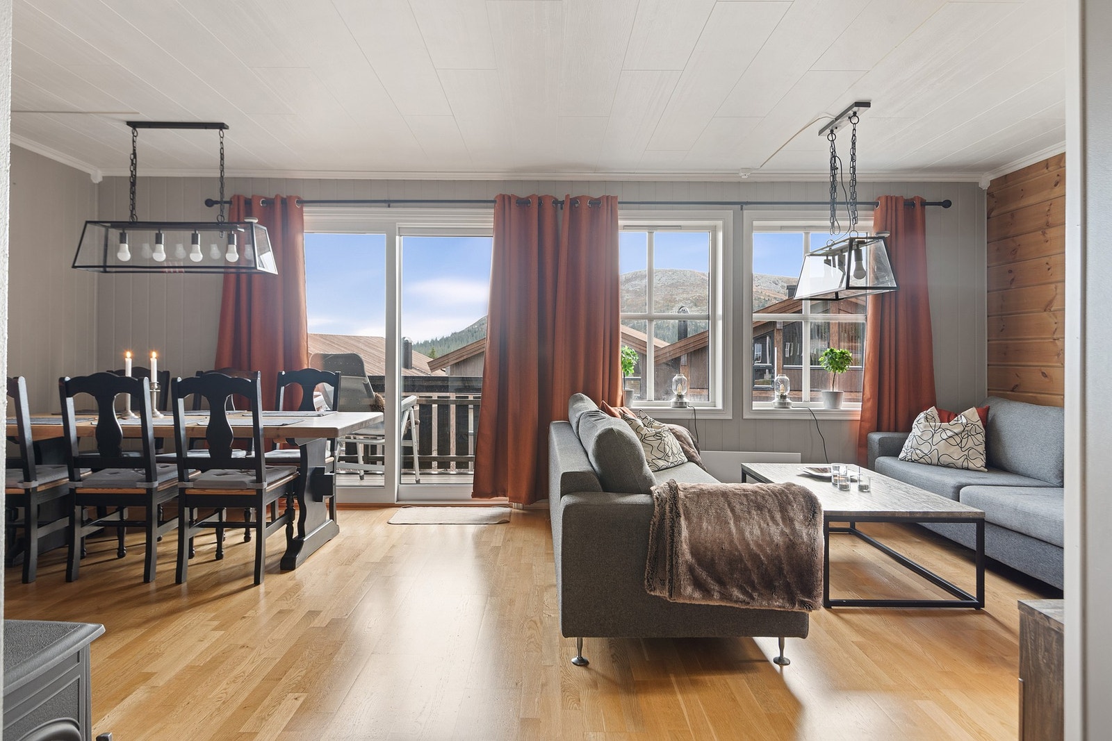 Stue med store vindusflater som gir rikelig med lys og utsikt mot Trysilfjellet Galleribilde