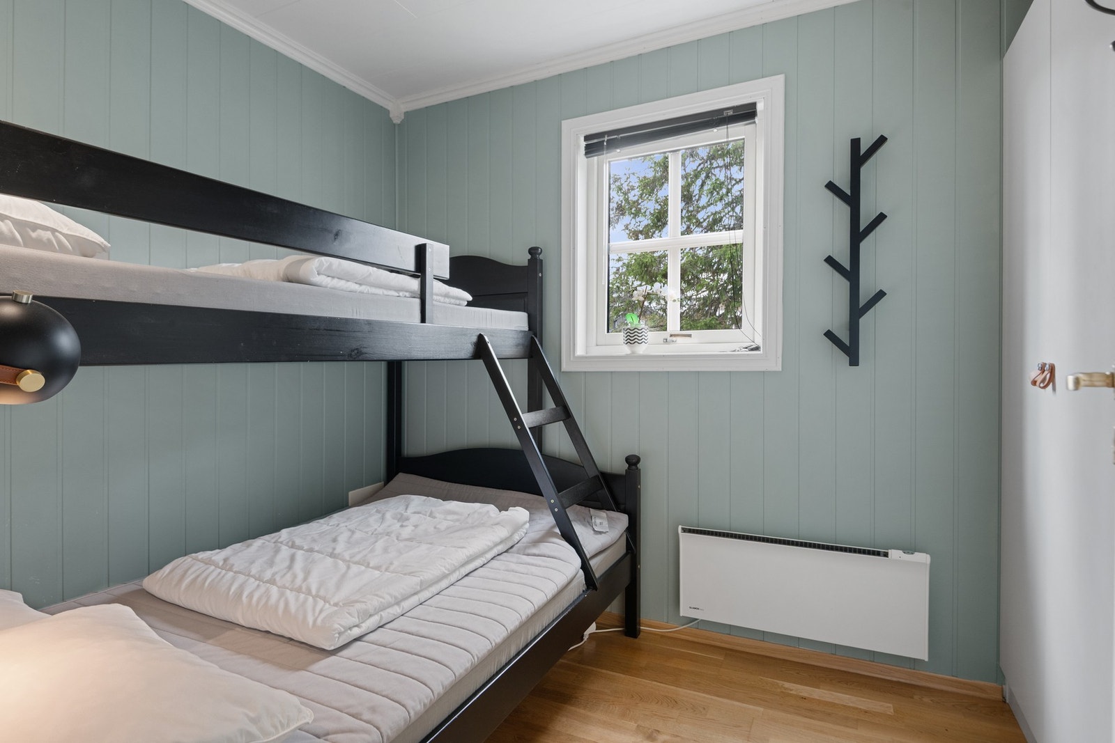 Soverom III - hyggelig soverom med delikate fargetoner og praktisk køyeseng, ideelt for familie og gjester på hytta Galleribilde