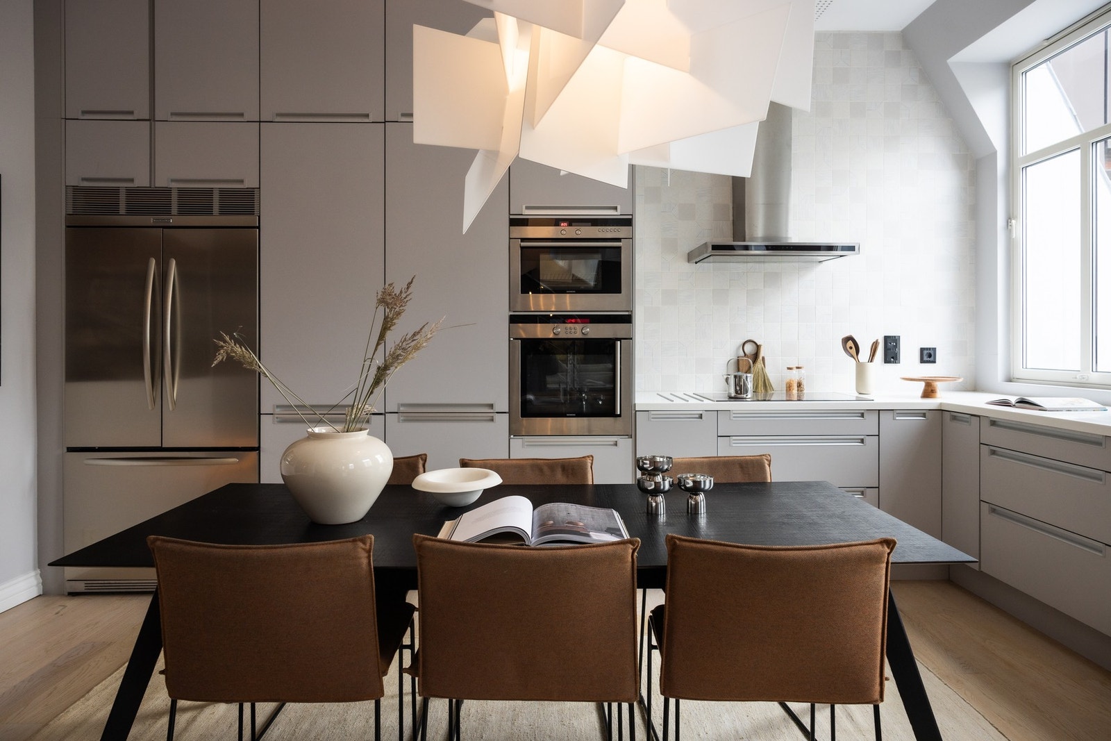 Stor spiseplass med god belysning. Plass til hele familien. Galleribilde