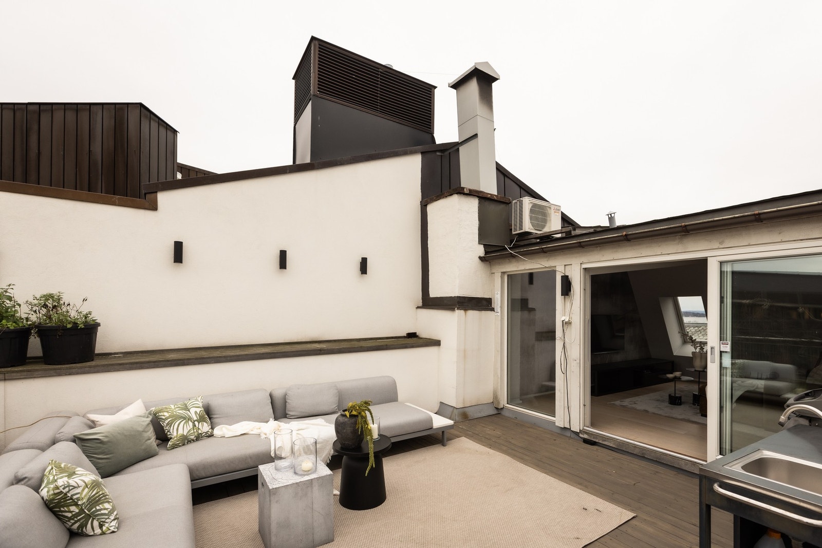 Stor lounge med integrerte vegglamper. Galleribilde