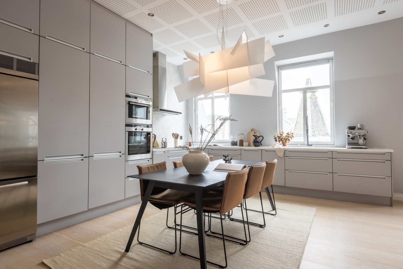 Kjøkken med store vindusflater som gir direkte dagslys. Galleribilde