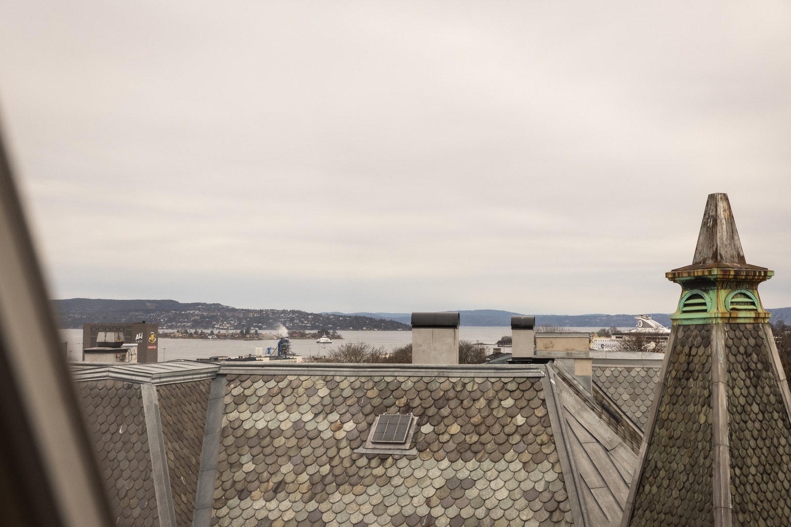Utsikt fra stuen mot taklandskapet - med fjorden i det fjerne. Galleribilde