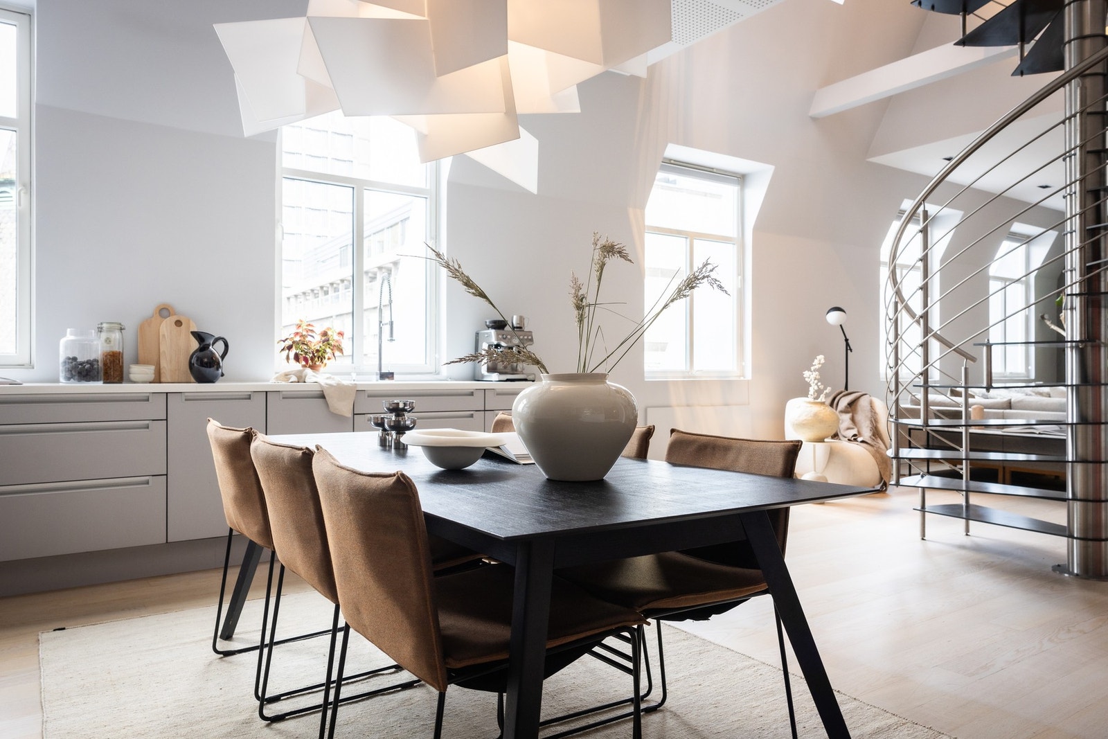 Integrerte hvitevarer som medfølger er kjøleskap med frysedel, stekeovn, dampovn, integrert platetopp, ventilator og oppvaskmaskin. Galleribilde