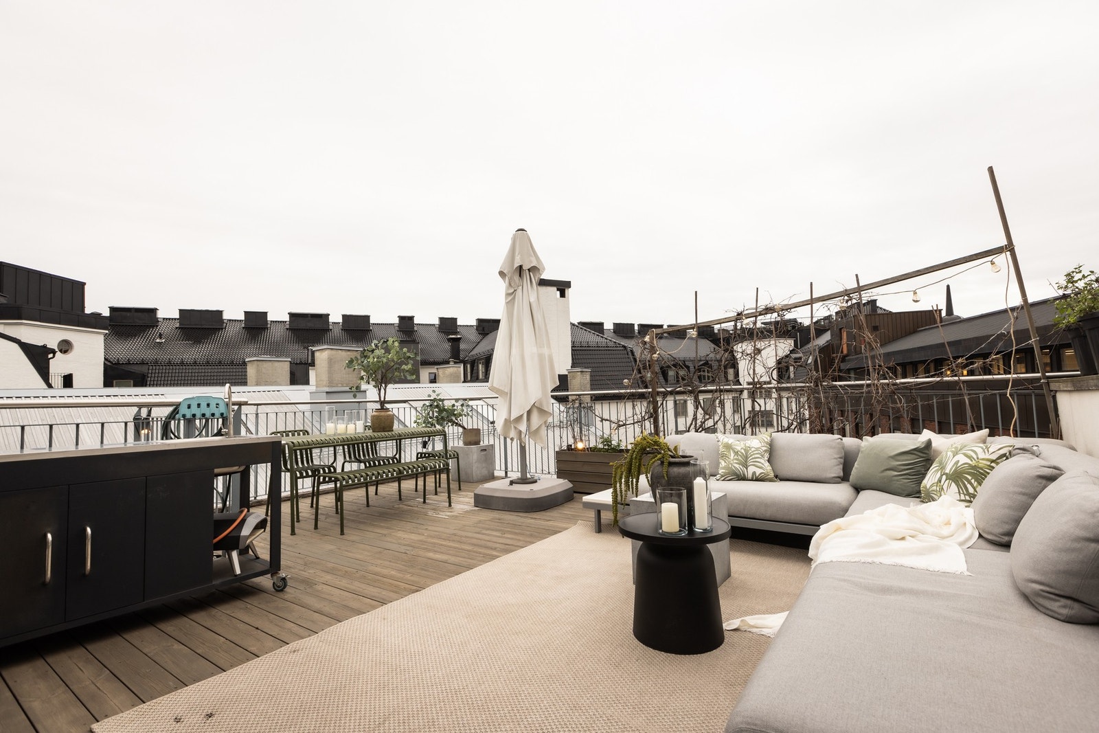 Romslig toppleilighet over to plan, med heis, takterrasse og parkering m/lader. Galleribilde