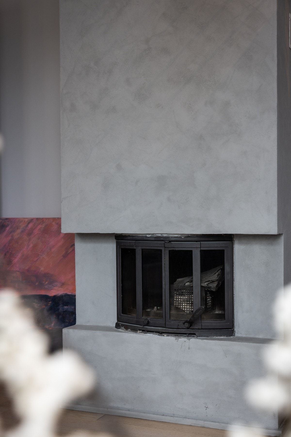 Innebygget peis tilfører varme og et moderne uttrykk til oppholdsrommet. Galleribilde