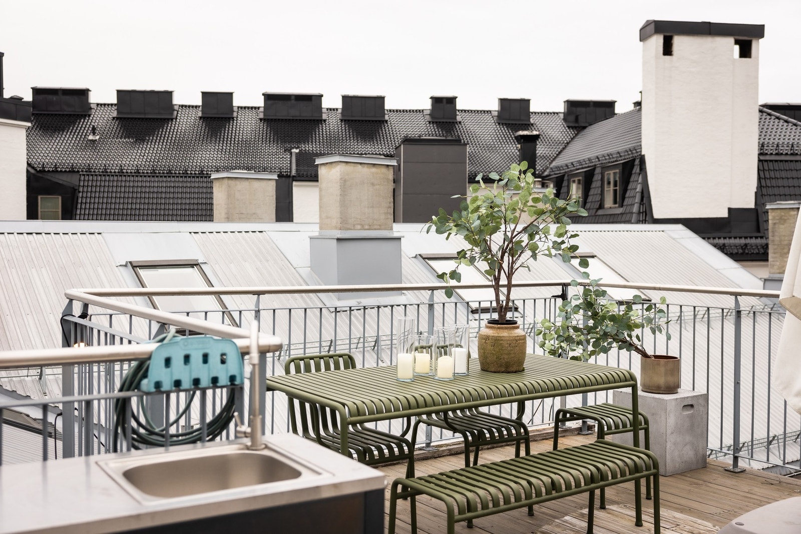 Spiseplass med moderne hagemøbler og praktisk utekjøkken. Galleribilde