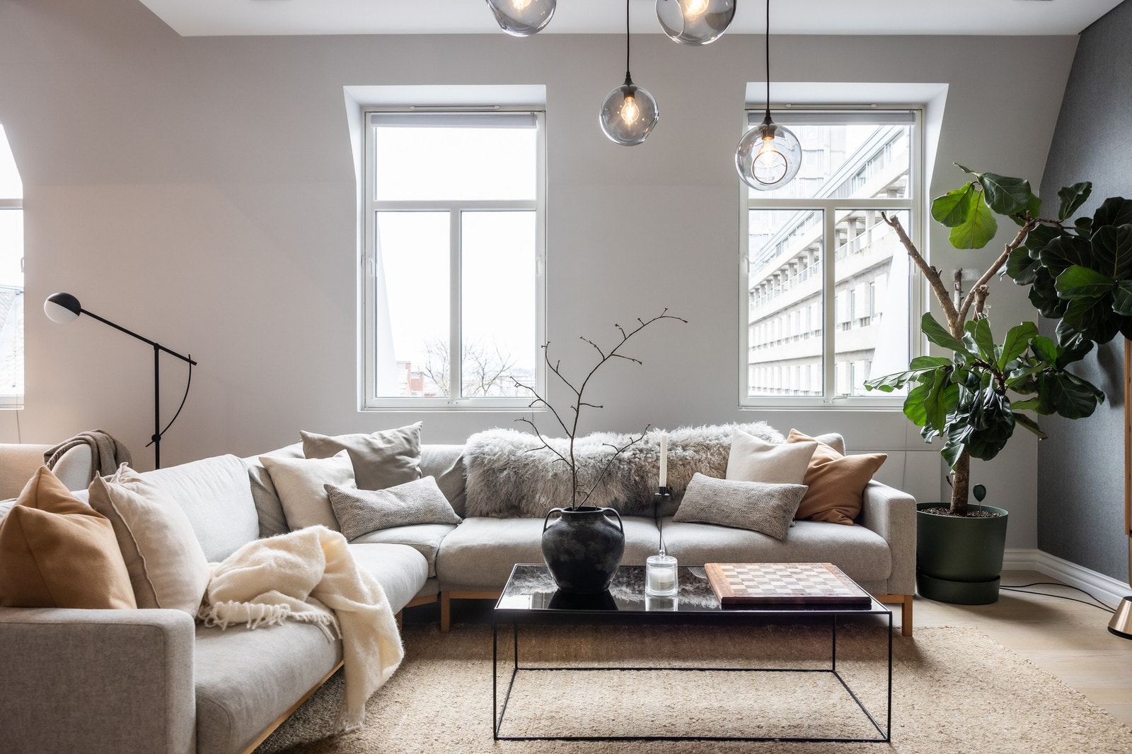 Parkett i gulv og gjennomgående gode lysforhold. Galleribilde