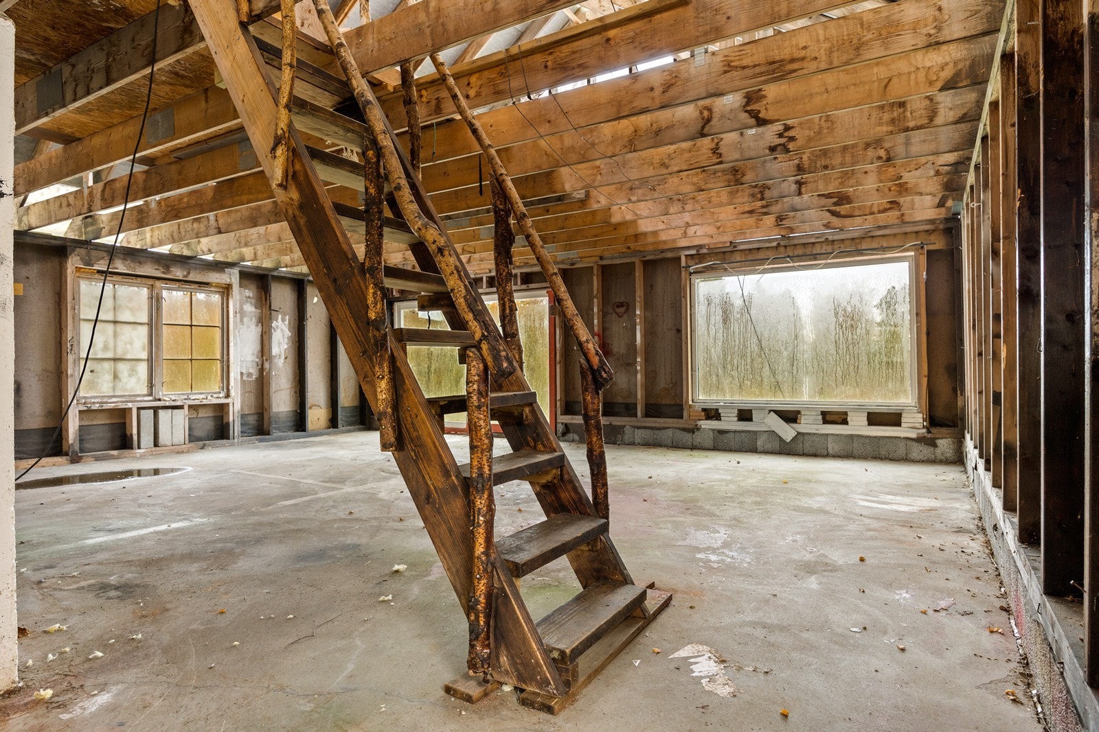 Det er satt inn eldre trapp til 2.etasje Galleribilde