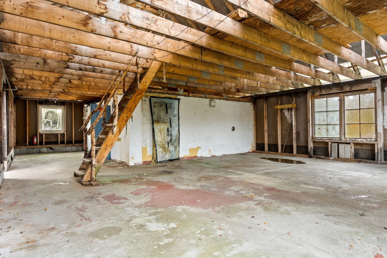 Boligbebyggelsen er oppført rundt et opprinnelig uthus, og er ikke ferdigstilt. Det som er utført er ikke fagmessig, og huset er ikke beboelig Galleribilde