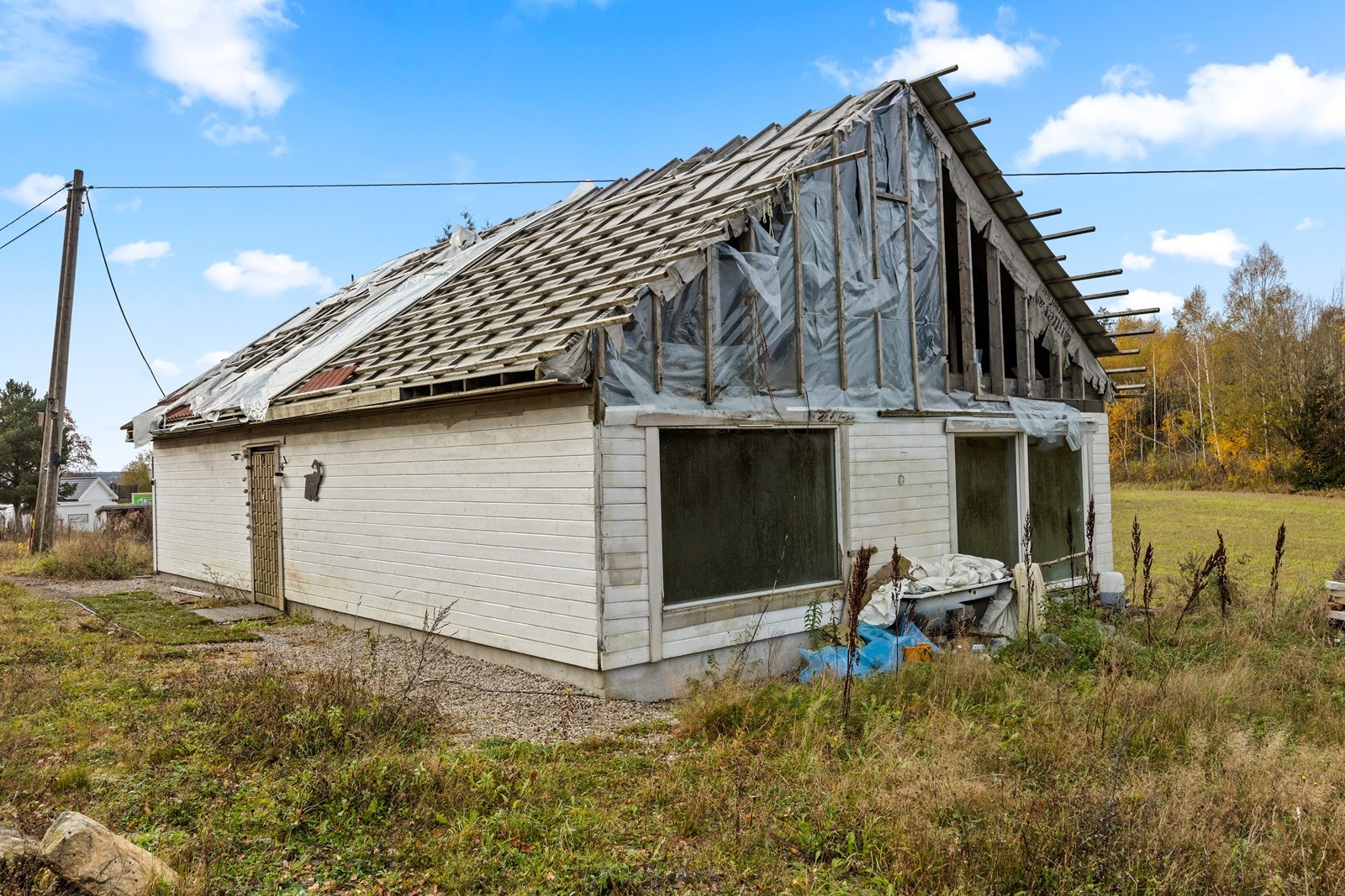 Dels flat og dels skrånende, solrik tomt på 625,6 m² Bygningsmassen er å anse som kondemnabel Galleribilde