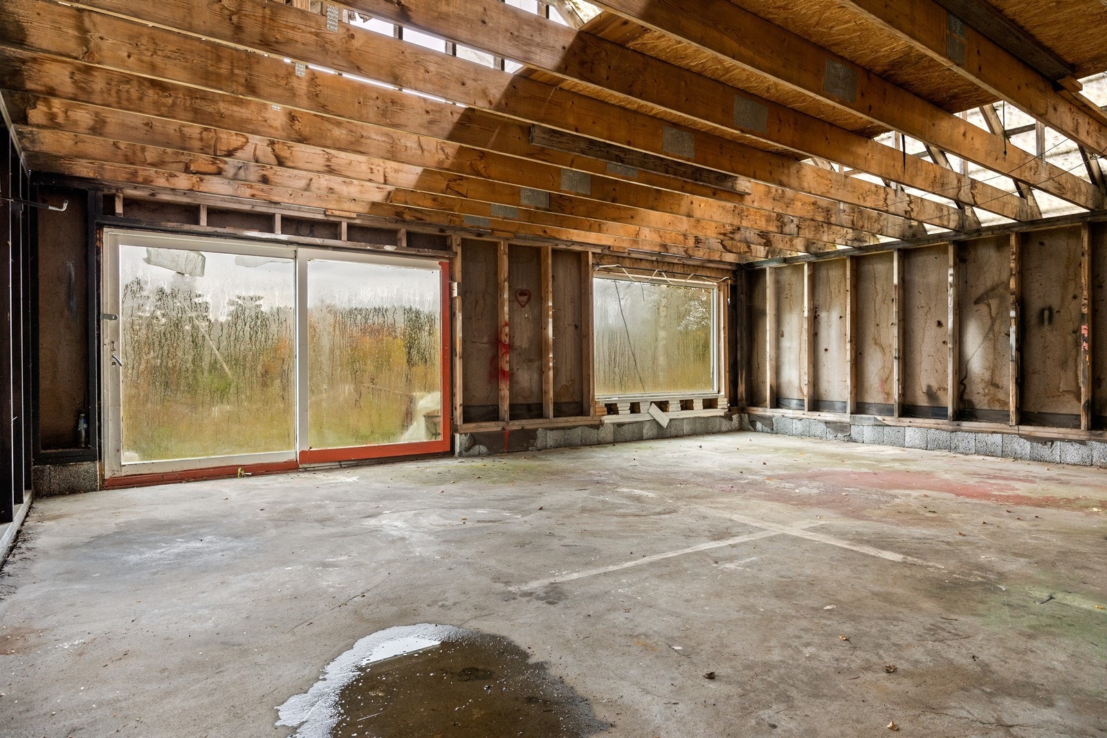 Uferdig stort rom - bebyggelsen bærer preg av fuktskader Galleribilde