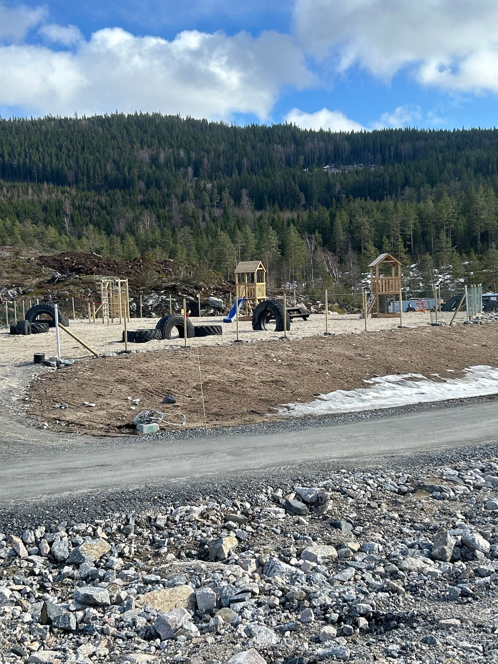 Leikeplassen rett over veien er alt på plass Galleribilde