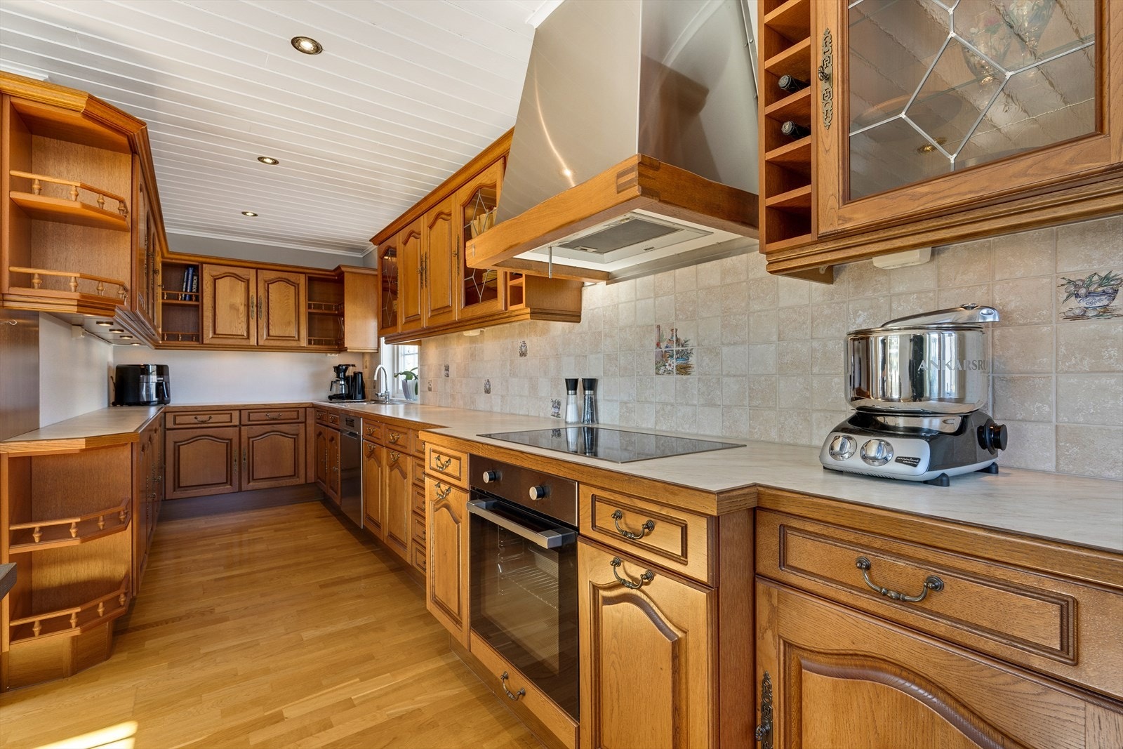 Integrert Miele keramisk koketopp, stekeovn, oppvaskmaskin, samt løs kjøl/frys medfølger. Galleribilde