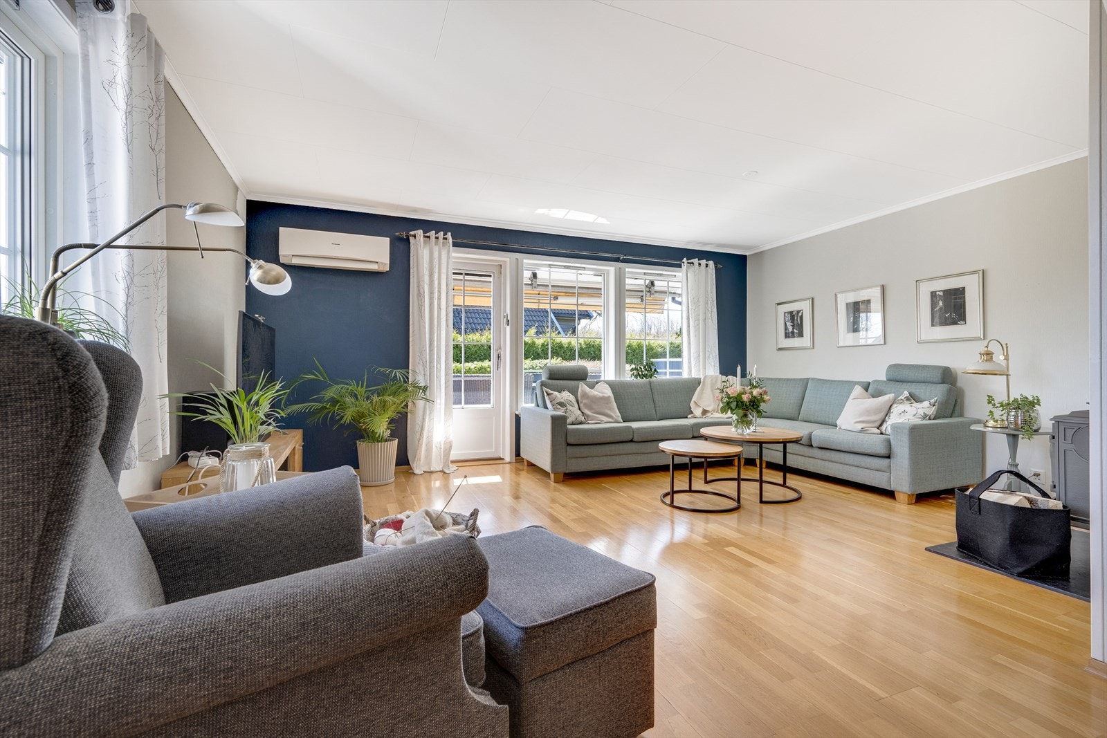 Pent oppusset stue med varmepumpe, effektiv vedovn og utgang til solrik veranda. Galleribilde