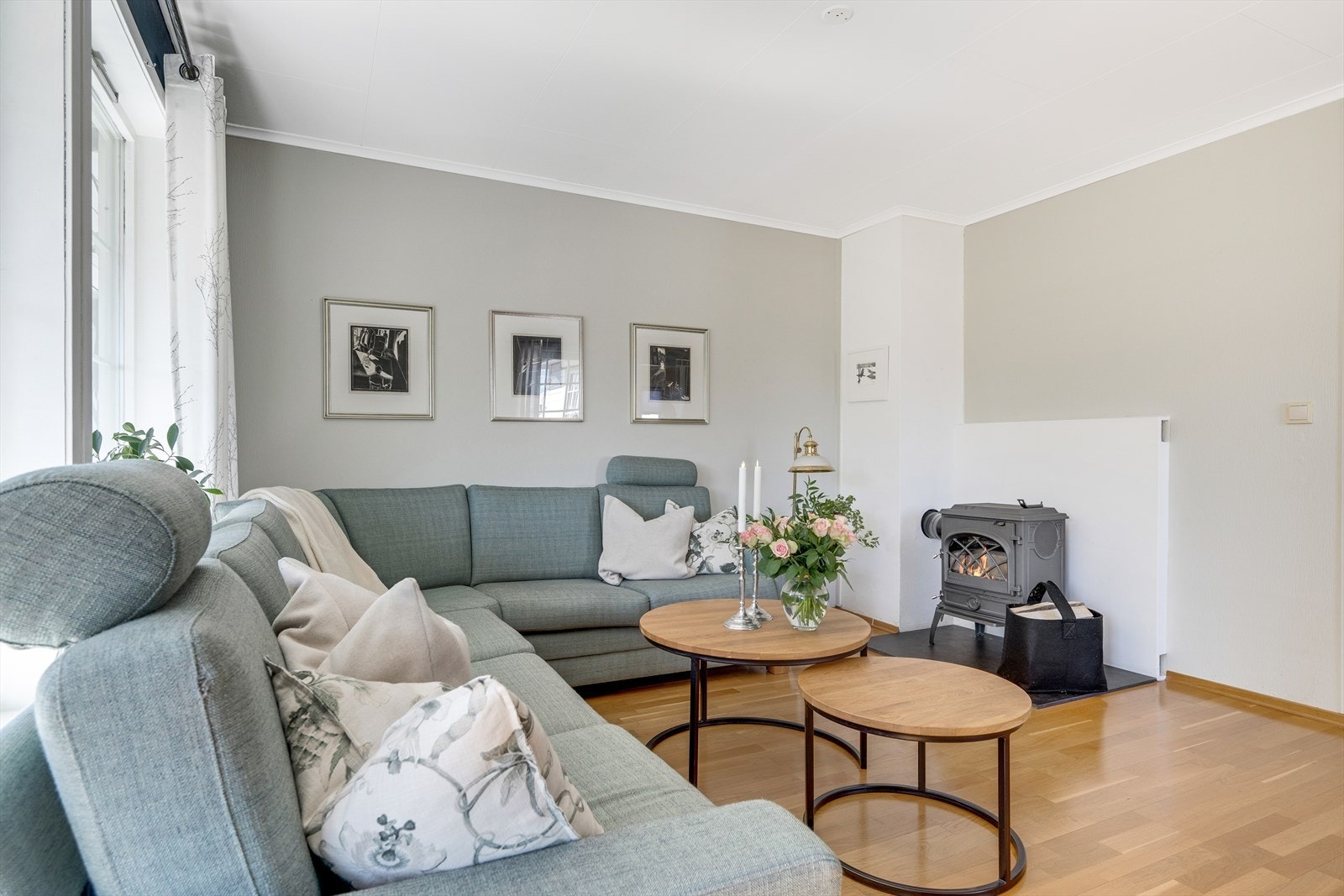 Stuen sett fra verandadør, med vedovn. Galleribilde