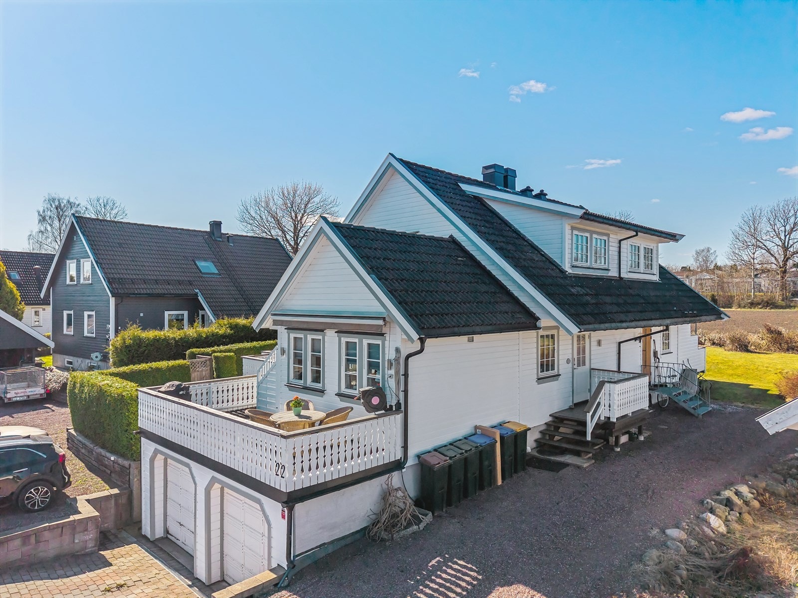 Dobbelt garasje under tilbygg og veranda tilhører denne boligen. Felles gangsti til inngangspartier. Galleribilde