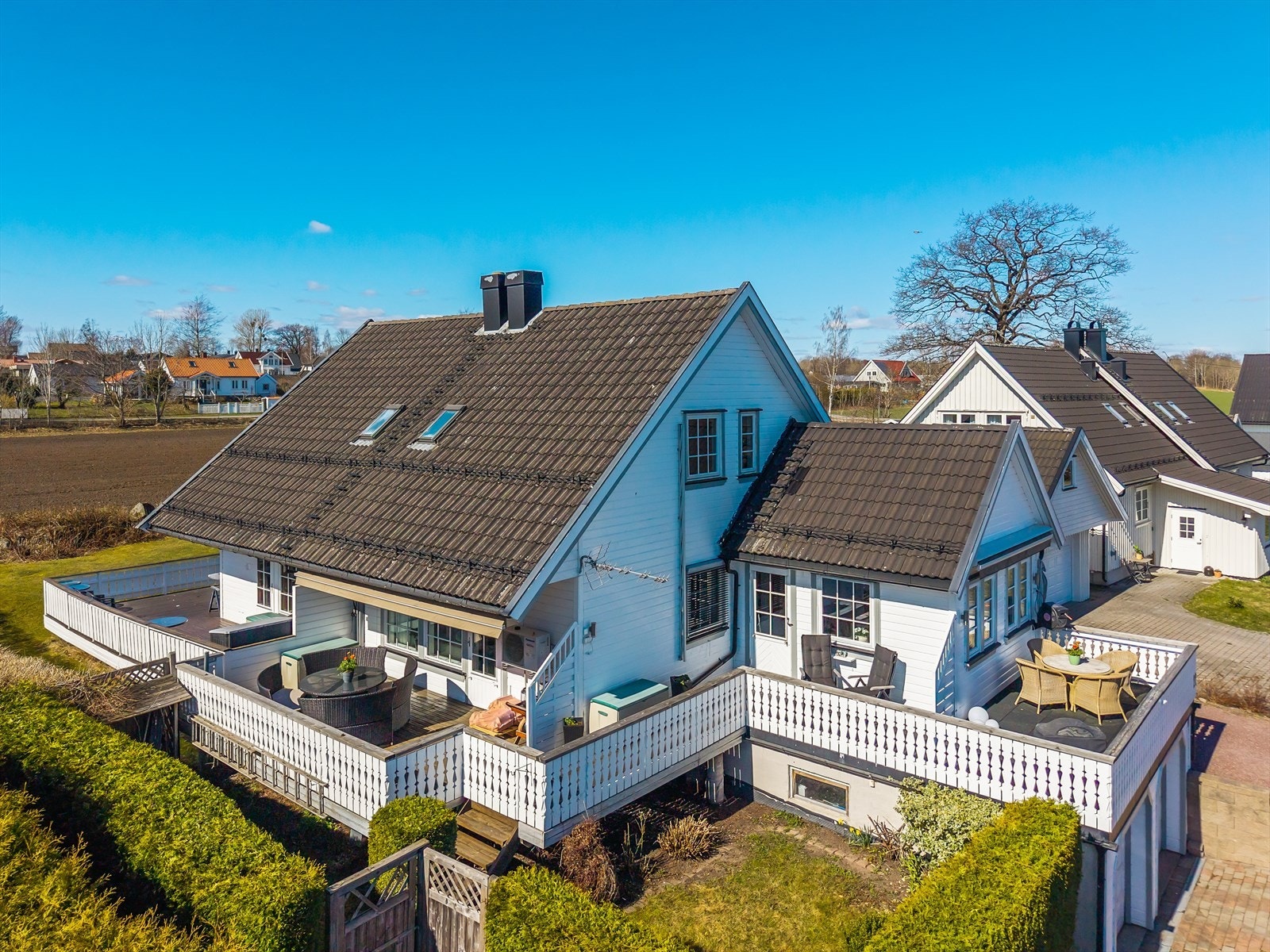 Solrik veranda både mot øst og syd. Galleribilde