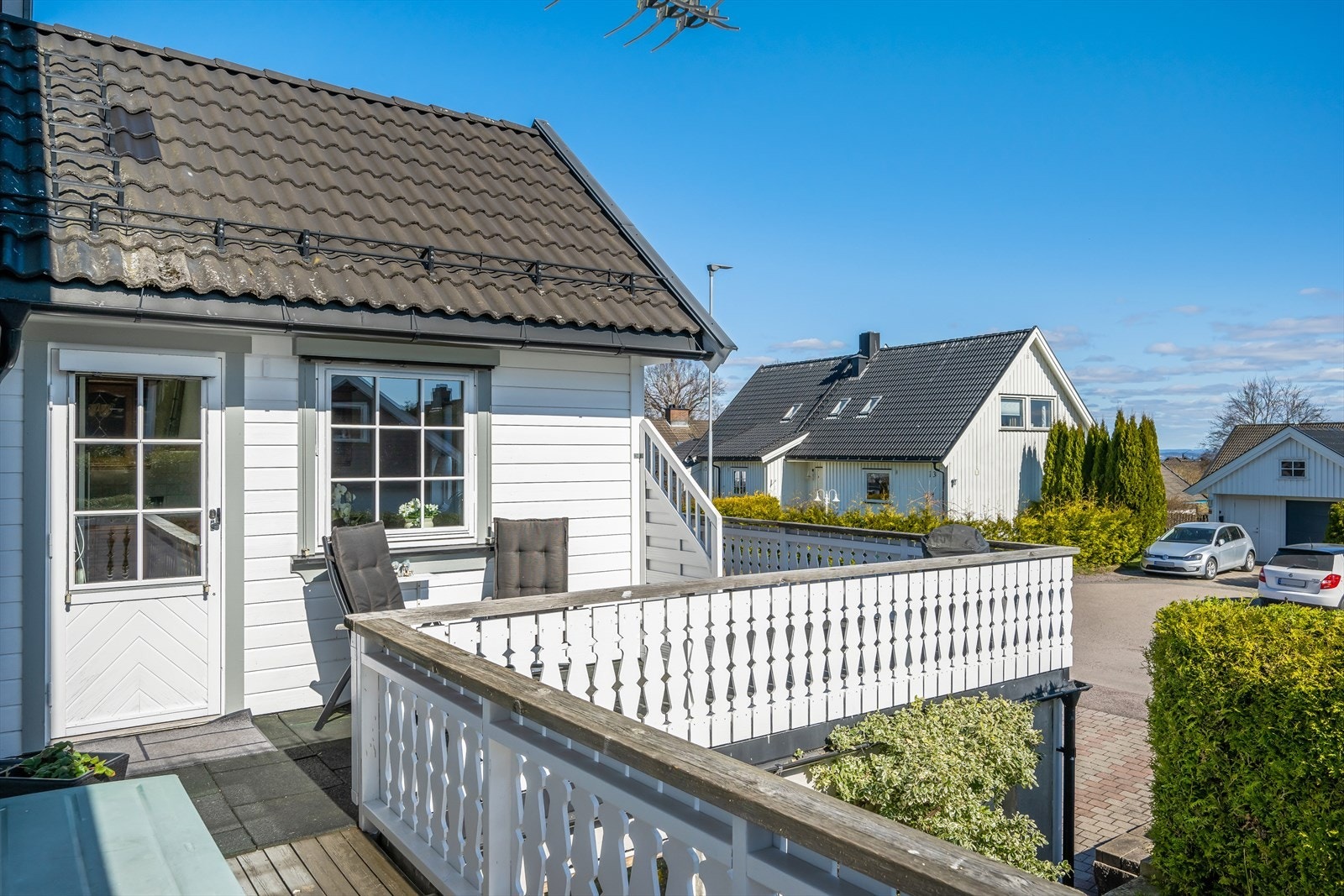 Solrik veranda med utgang fra kjøkken. Galleribilde