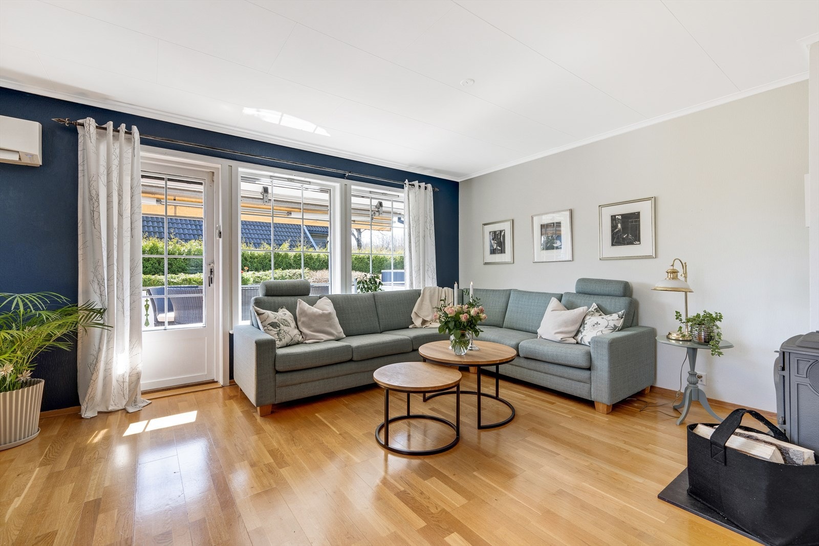 Stue med godt med lys igjennom store vindusflater (markise på veranda når det blir for mye sol). Galleribilde