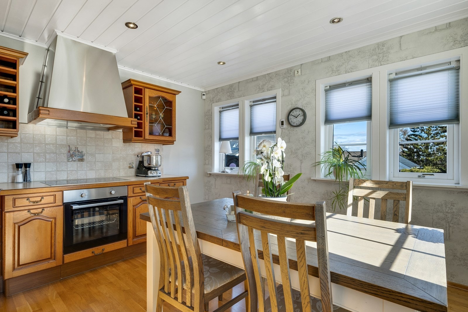 Kjøkken med spiseplass og utgang til veranda. Galleribilde