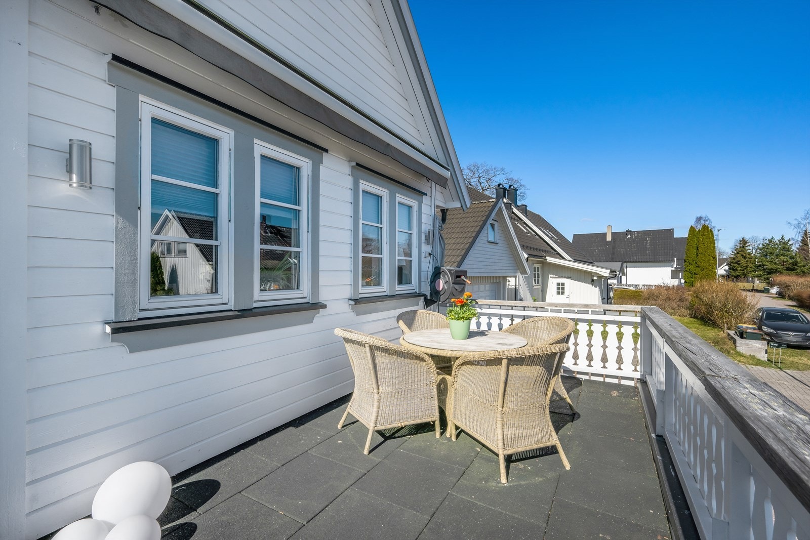 Veranda utenfor kjøkken med markise. Galleribilde